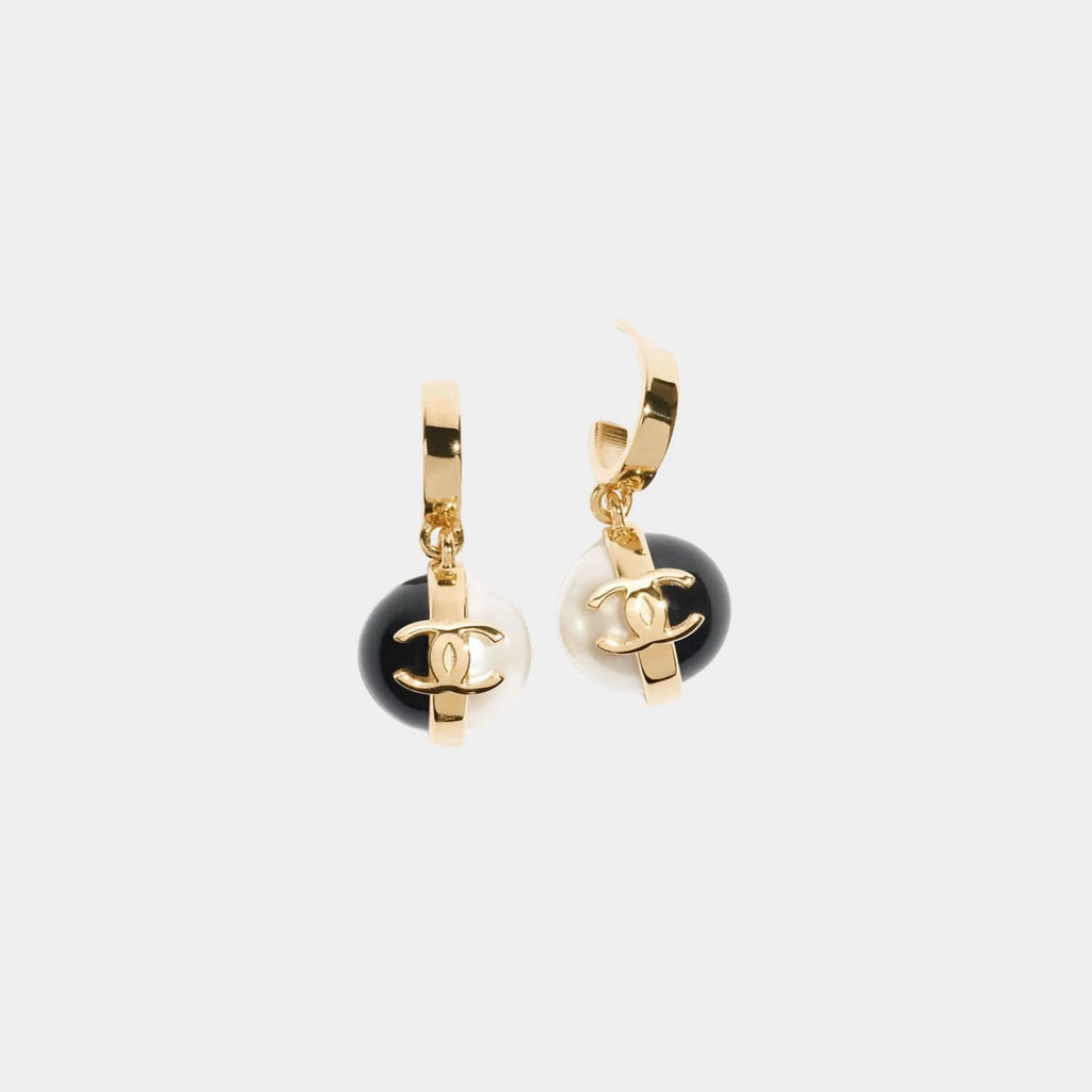 Pendant Earrings Metal & Resin Gold Black & Pearly White Chanel – Гарантія оригінальності – боковий вид