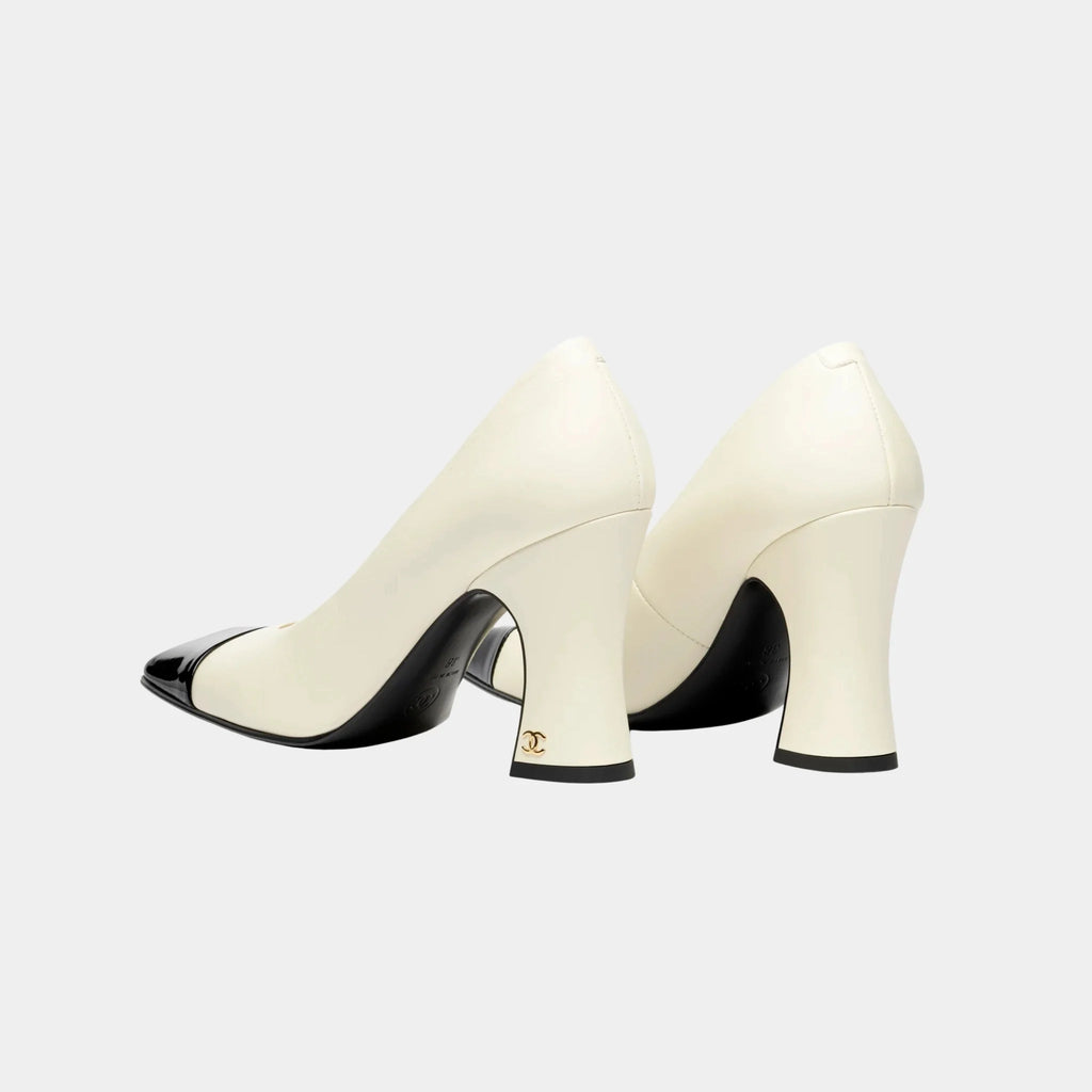Pumps In Lambskin & Patent Calfskin Ivory & Black Chanel – Гарантія оригінальності – вид ззаду