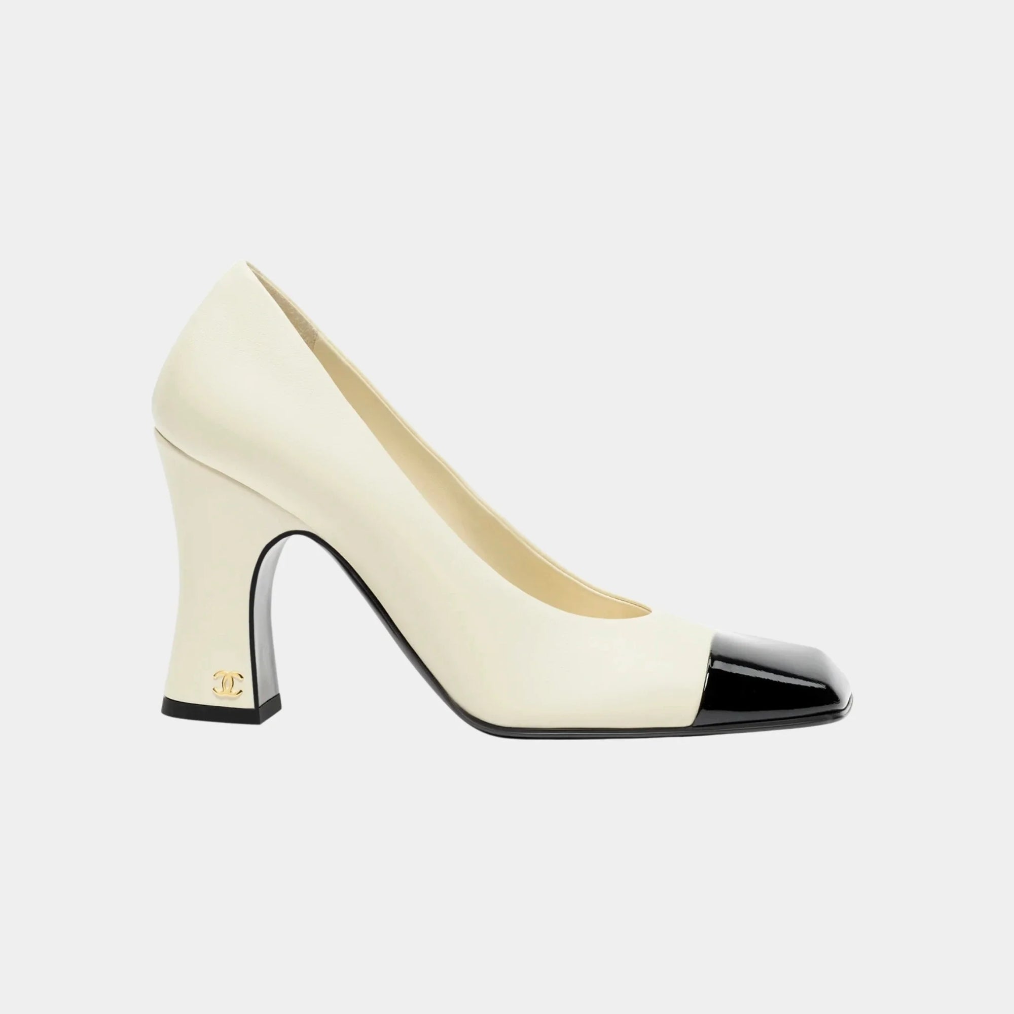 Pumps In Lambskin & Patent Calfskin Ivory & Black Chanel – Гарантія оригінальності – боковий вид