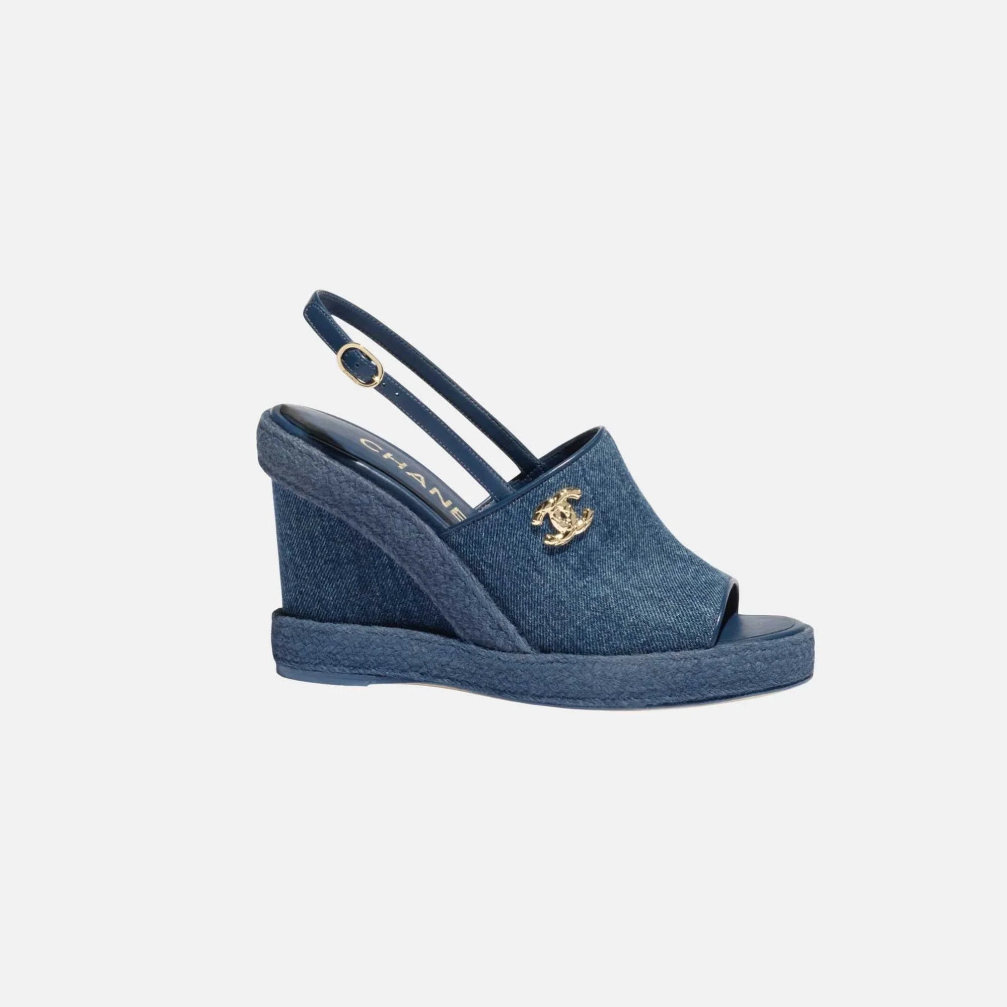 Оригінальна Sandals In Washed Out Denim Chanel – боковий вид