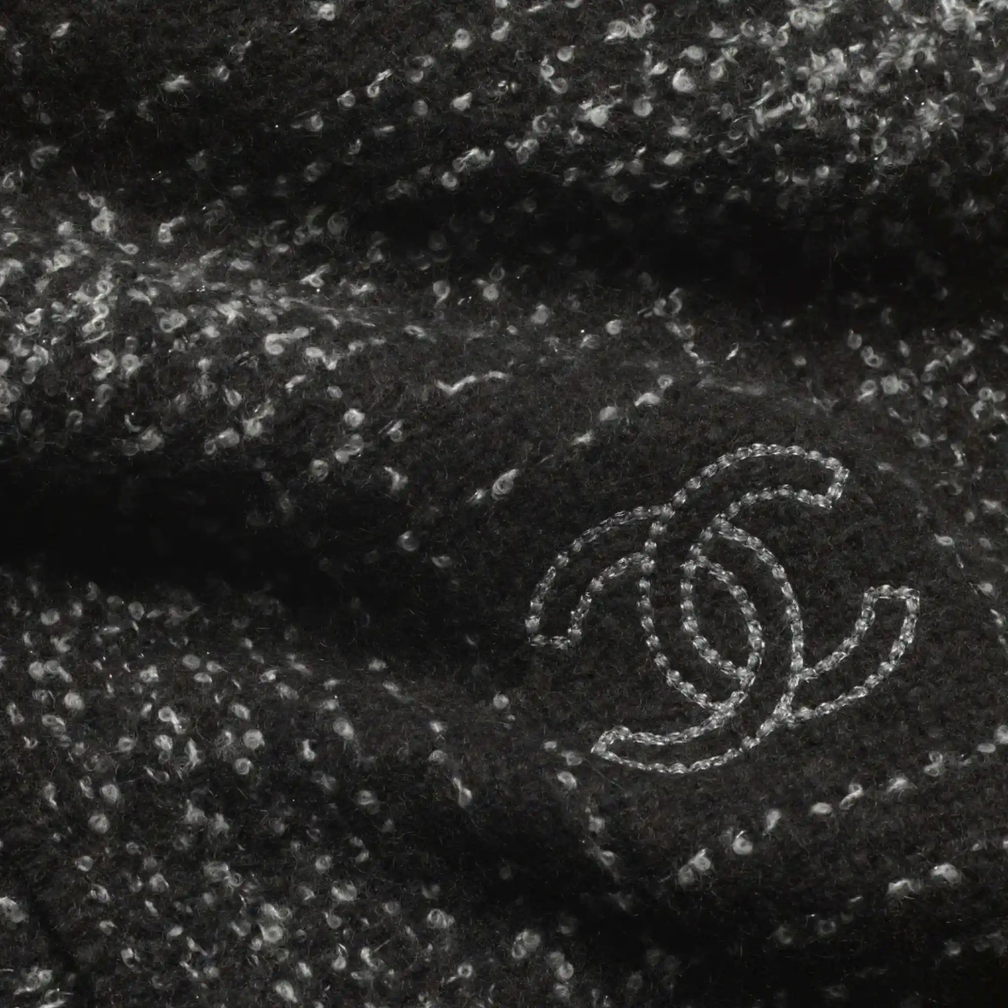 Scarf Cashmere & Wool Dark Gray White & Silver Chanel – Гарантія оригінальності – боковий вид