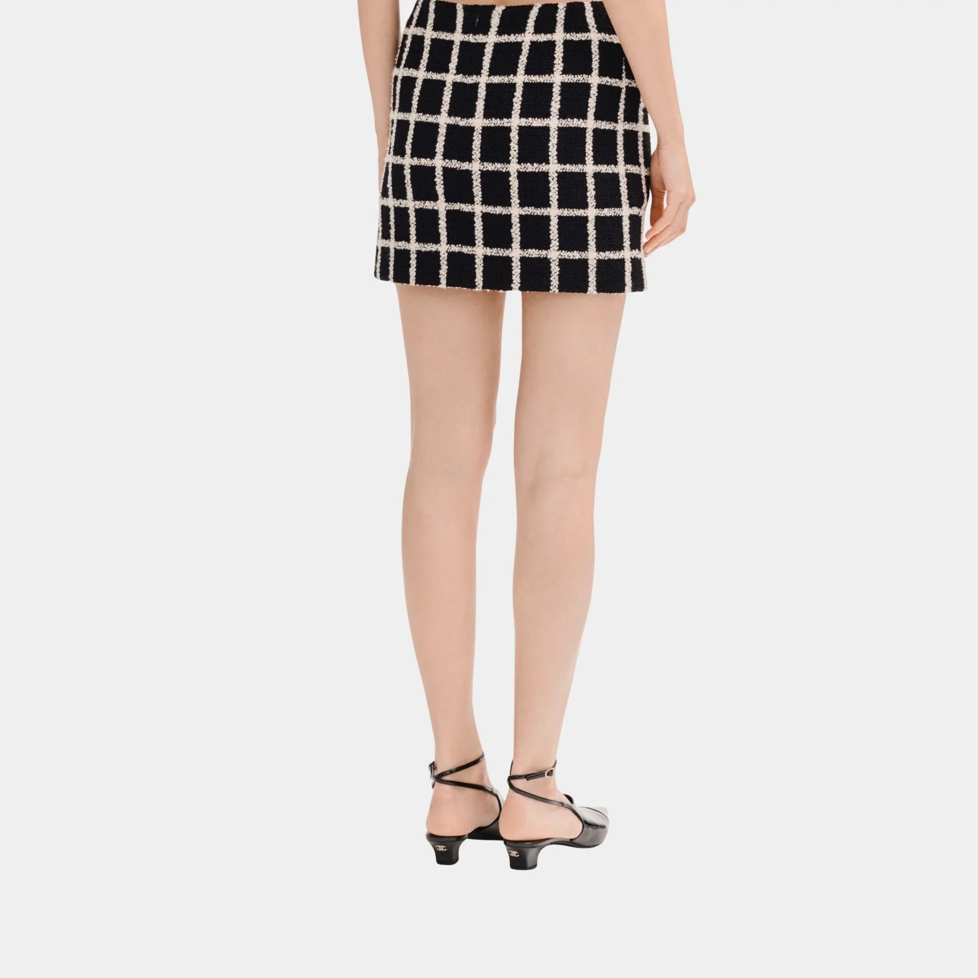 Short Skirt In Black And White Wool Tweed Chanel – Гарантія оригінальності – вид ззаду