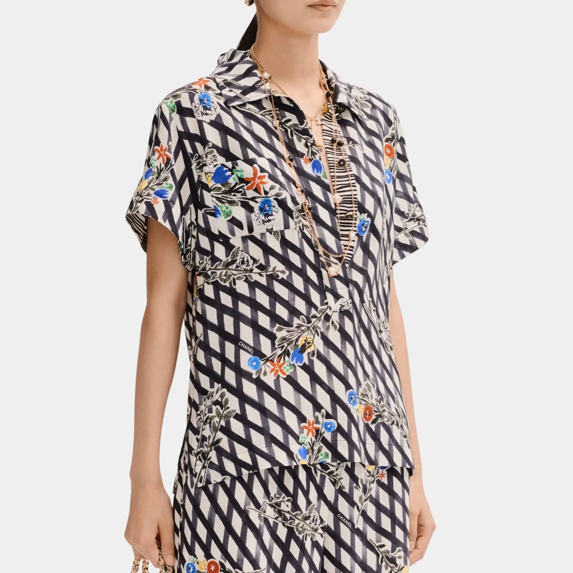 Оригінальна Short-Sleeved Blouse In Printed Crepe De Chine Chanel – боковий вид