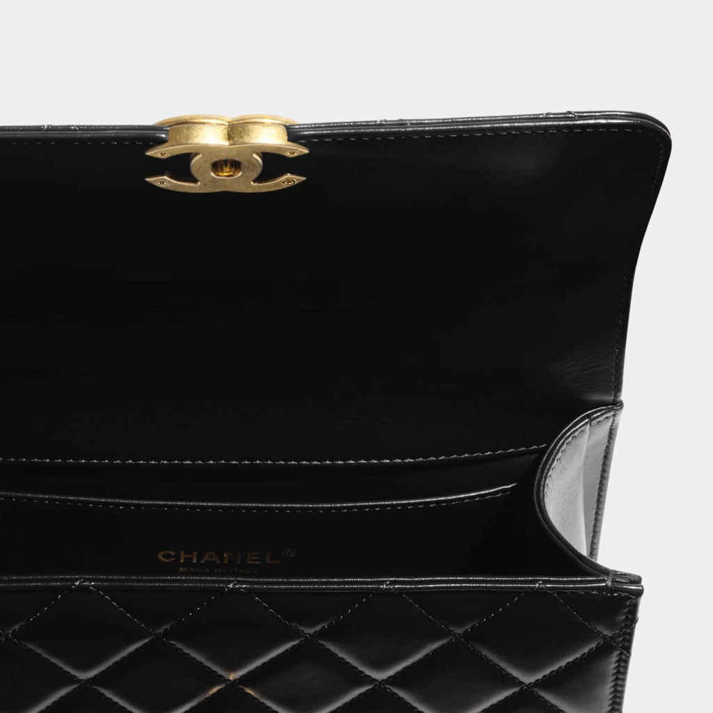 Оригінальна Small Flap Bag Shiny Calskin & Gold Tone Metal Black Chanel – вид ззаду