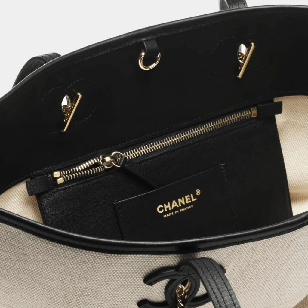 Оригінальна Small Tote Bag Canvas Calfskin & Gold-Tone Metal Ecru & Black Chanel – вид ззаду