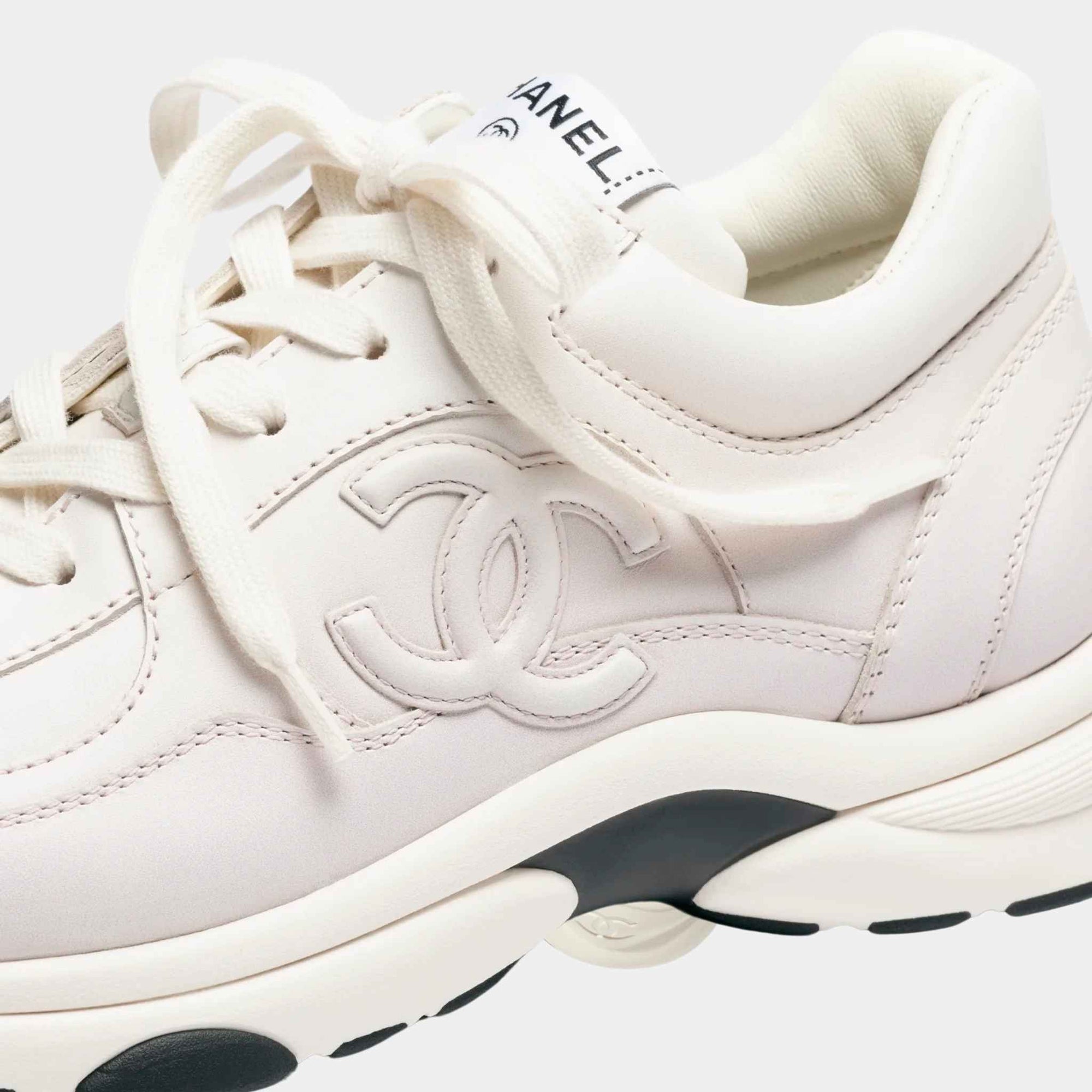 Оригінальна Trainers Printed Calfskin Light Purple Chanel – вид ззаду