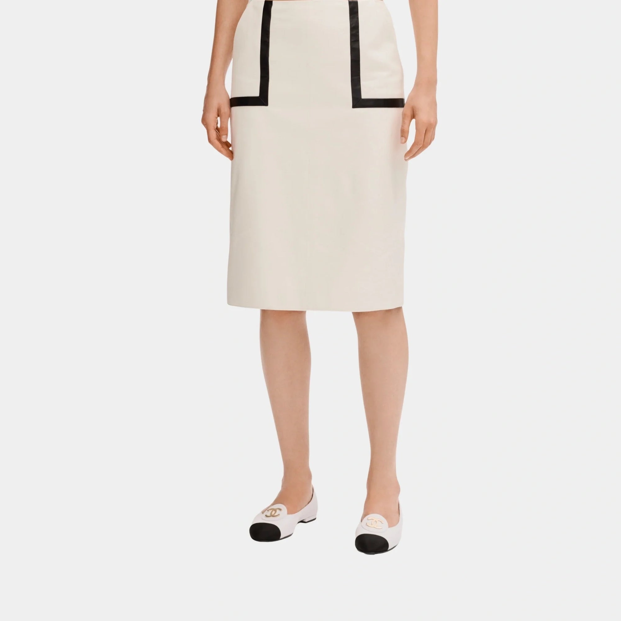 White And Black Skirt In Lambskin Chanel – Гарантія оригінальності – боковий вид