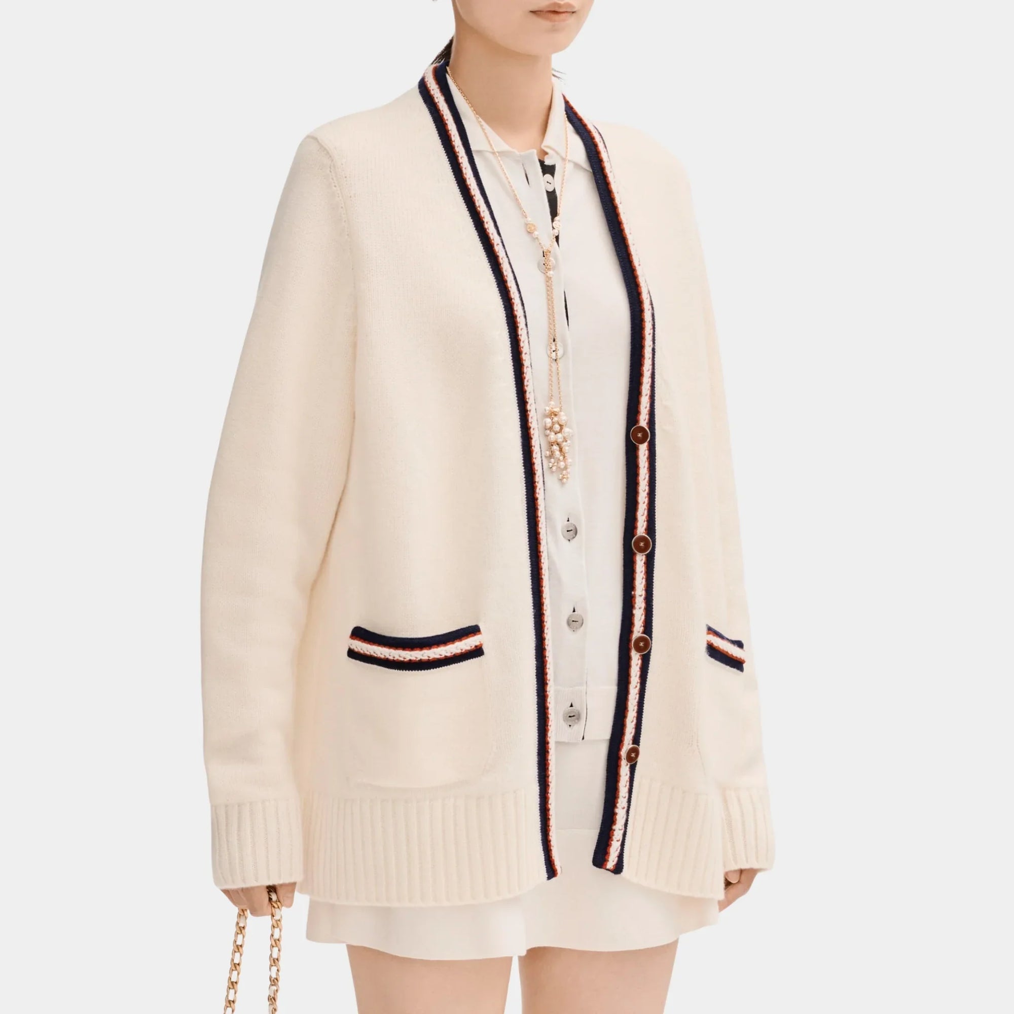 White Cardigan In Cashmere Chanel – Гарантія оригінальності – боковий вид