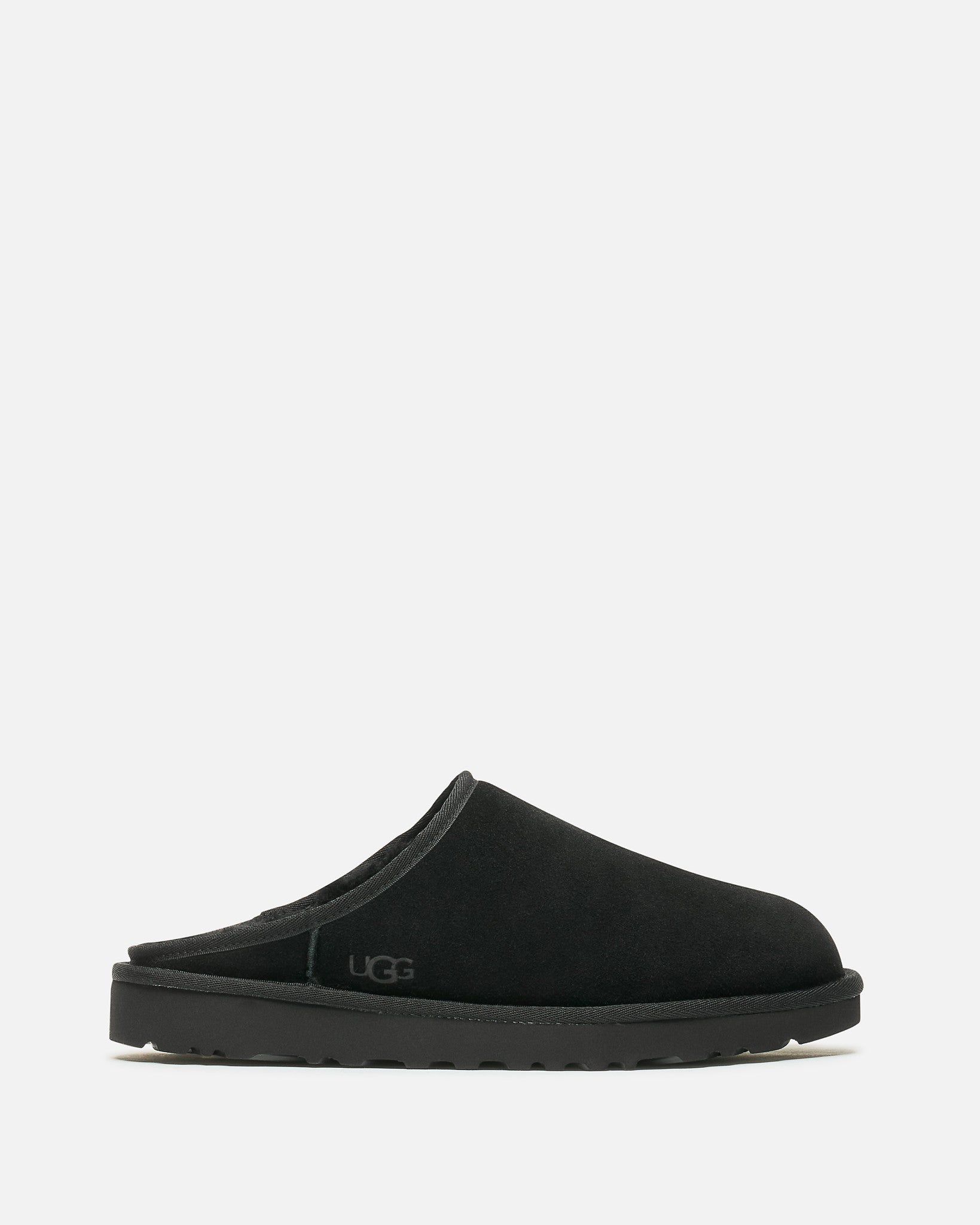 Оригінальна Classic Slip-On In Black Ugg – боковий вид
