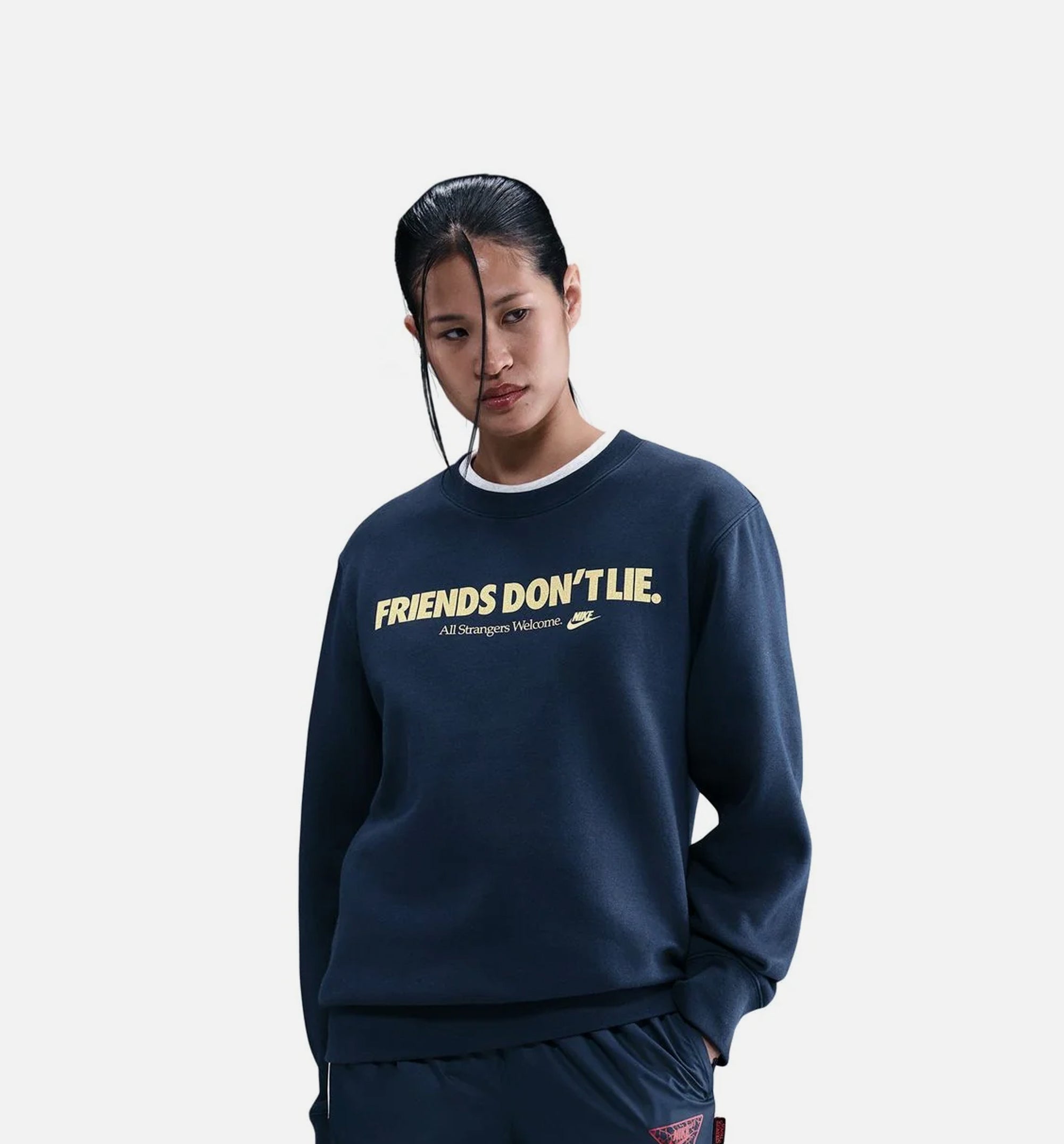 Stranger Things X Nike Fleece Crew Mens Sweatshirt Nike – Гарантія оригінальності – боковий вид - NIKE