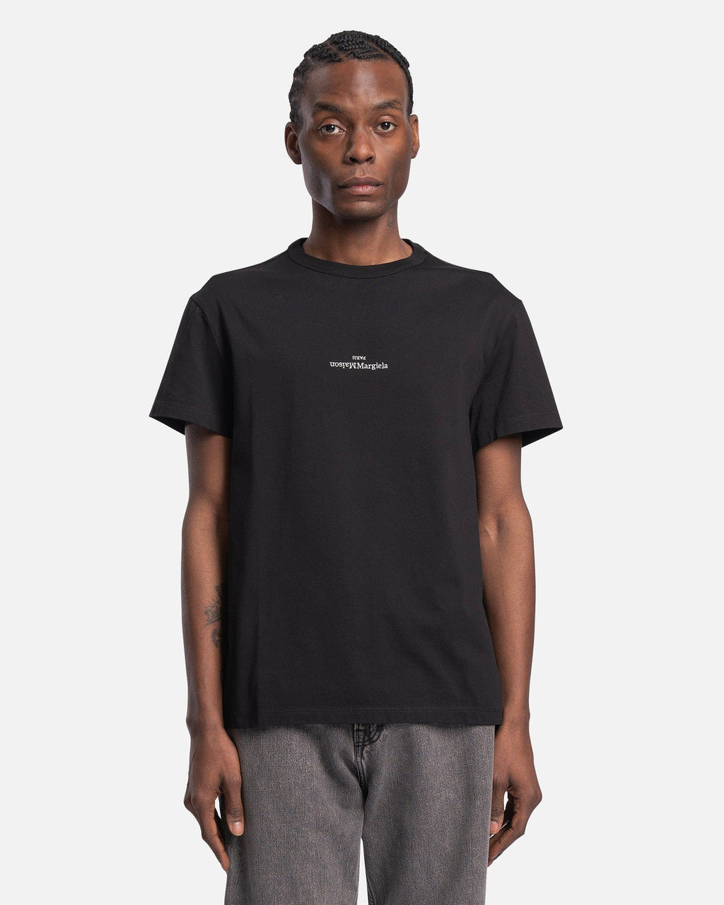 Оригінальна Embroidered Logo T-Shirt In Black Maison margiela – боковий вид
