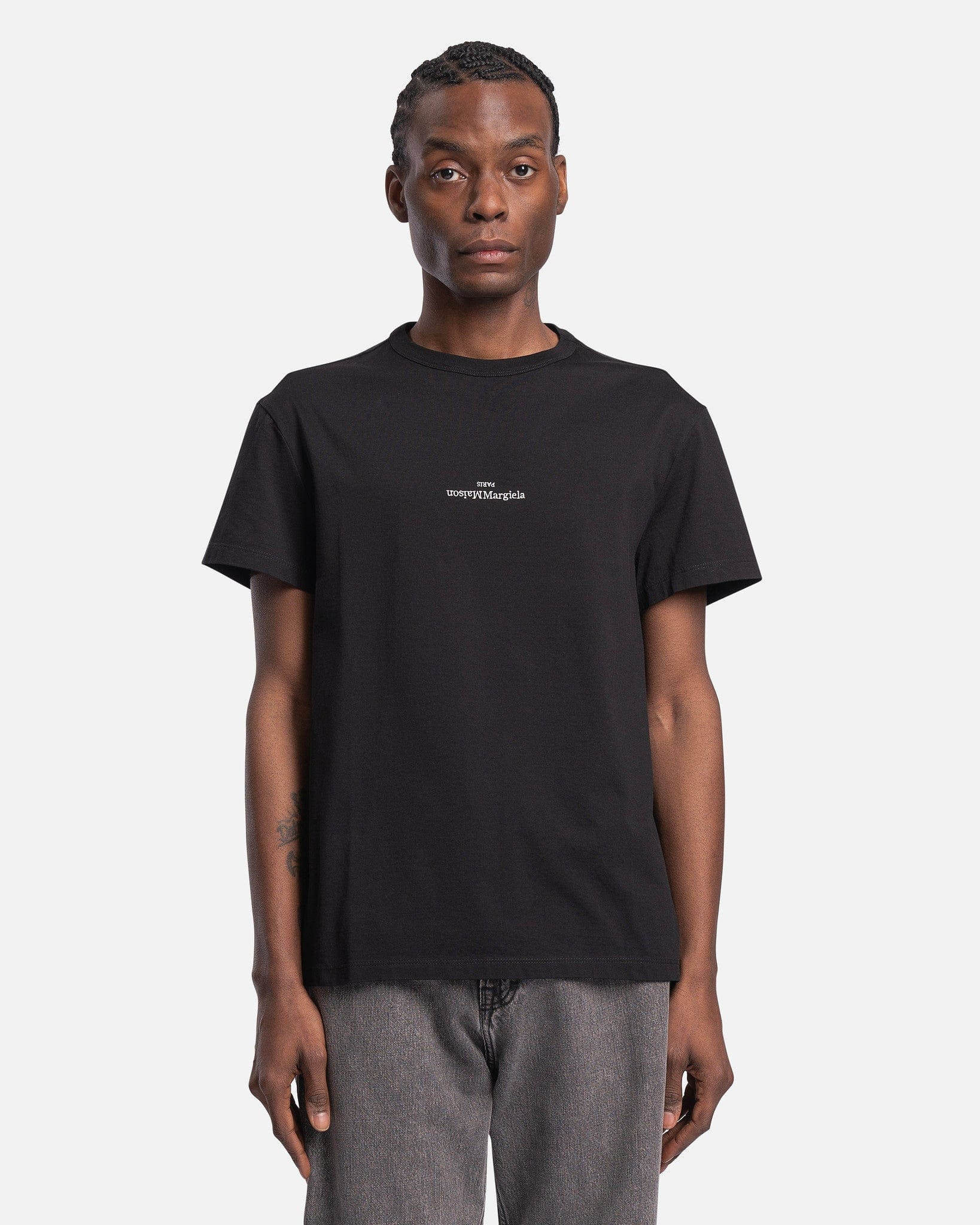 Оригінальна Embroidered Logo T-Shirt In Black Maison margiela – боковий вид