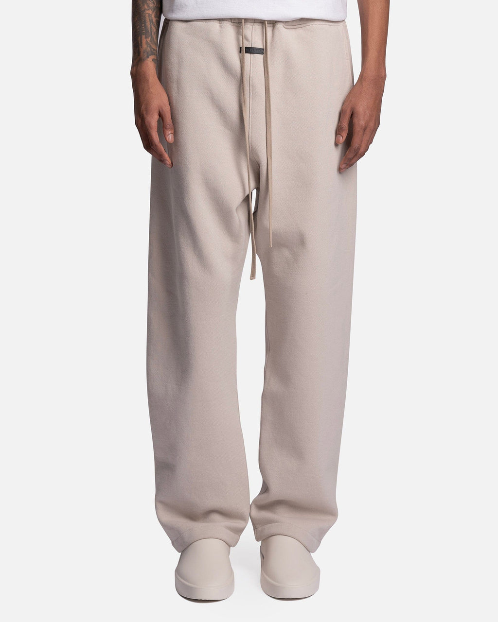 Оригінальна Eternal Relaxed Sweatpants In Cement Fear of god – боковий вид