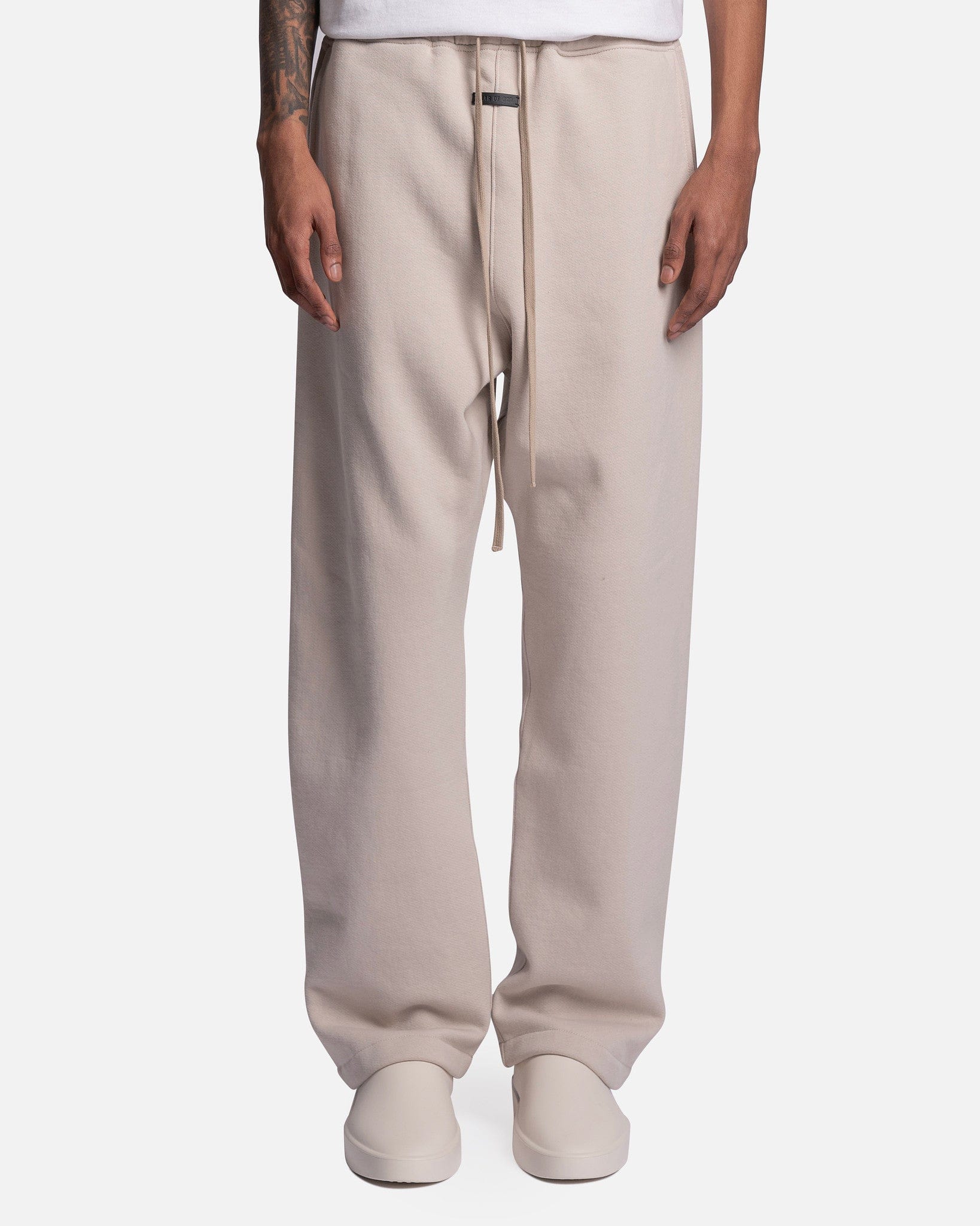 Оригінальна Eternal Relaxed Sweatpants In Cement Fear of god – боковий вид