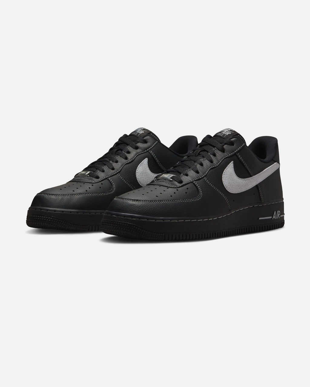 Оригінальна Air Force 1 07 Lv8 Black Nike – боковий вид