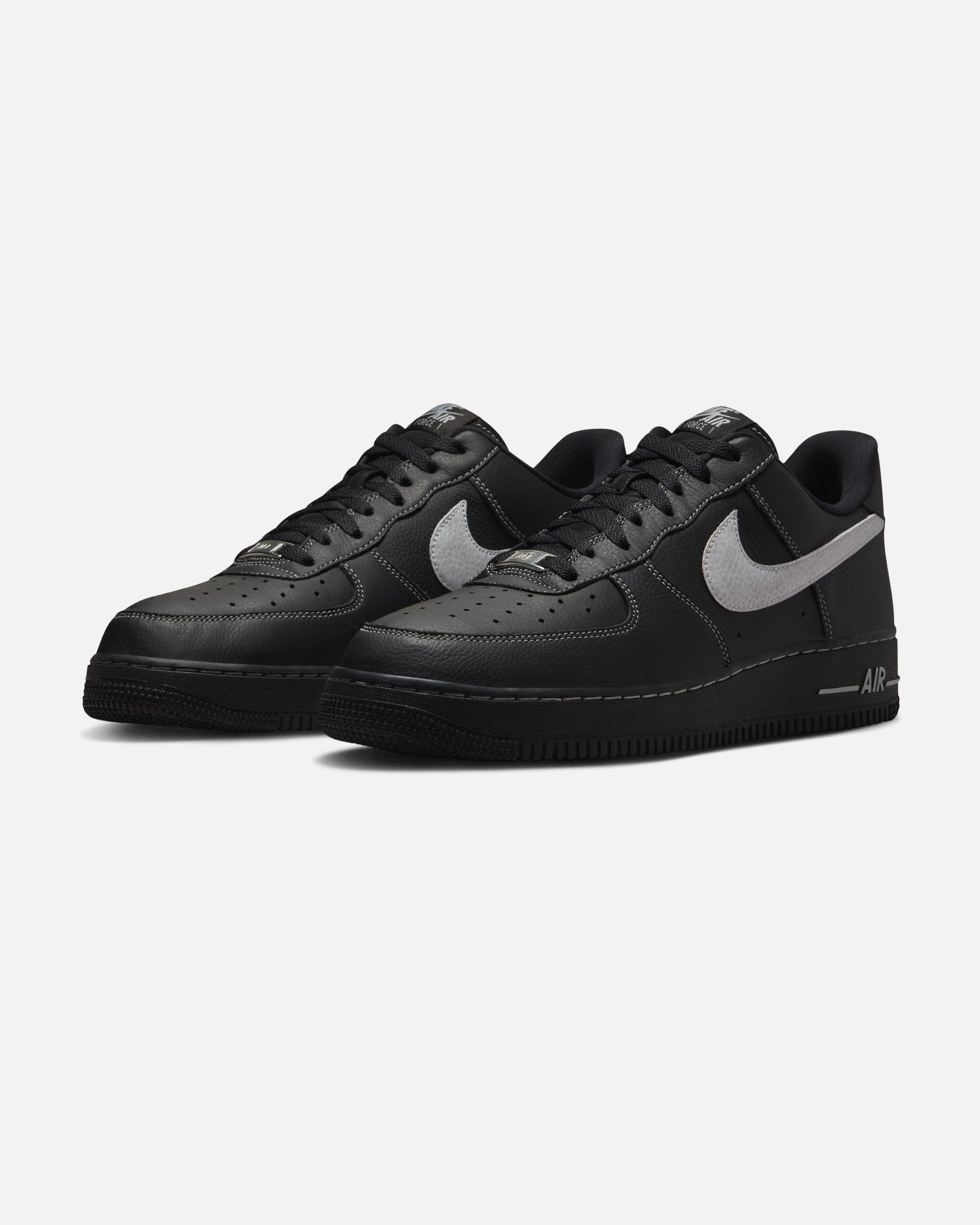 Оригінальна Air Force 1 07 Lv8 Black Nike – боковий вид