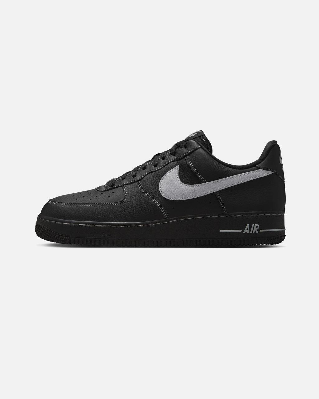 Оригінальна Air Force 1 07 Lv8 Black Nike – вид ззаду