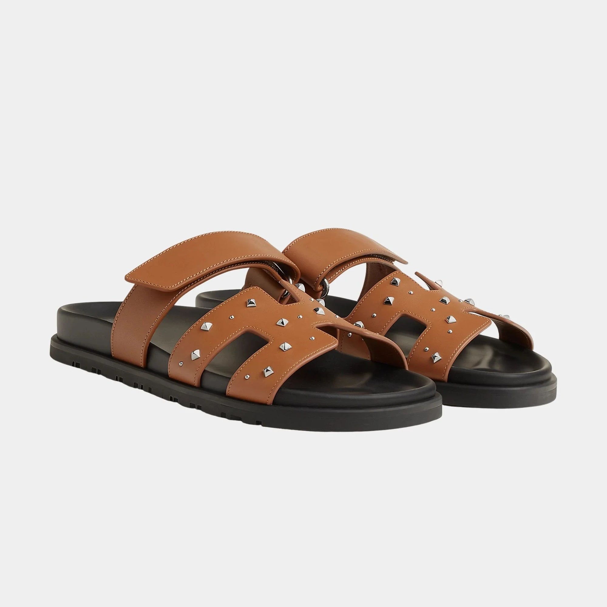 Chypre Sandal In Calfskin With Medor Studs Hermes – Гарантія оригінальності – боковий вид