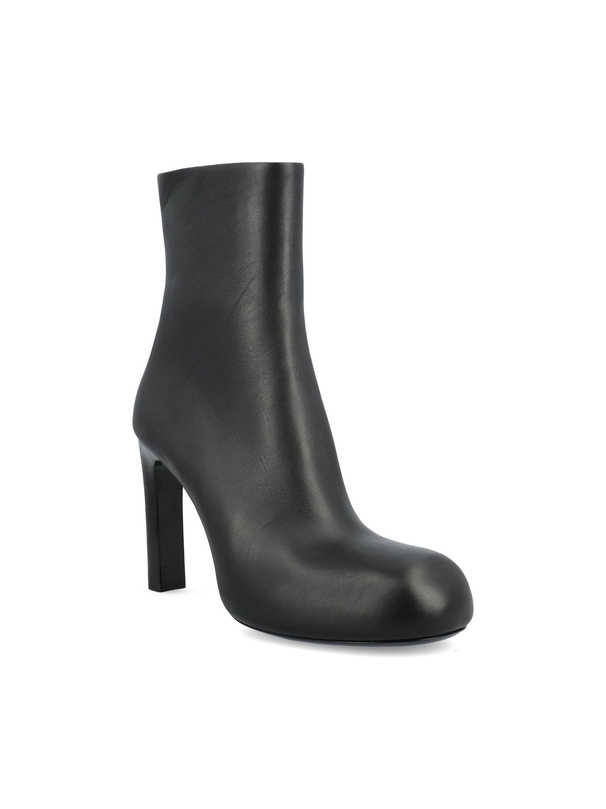Оригінальна Fargo Ankle Boots In Leather Balenciaga – вид ззаду