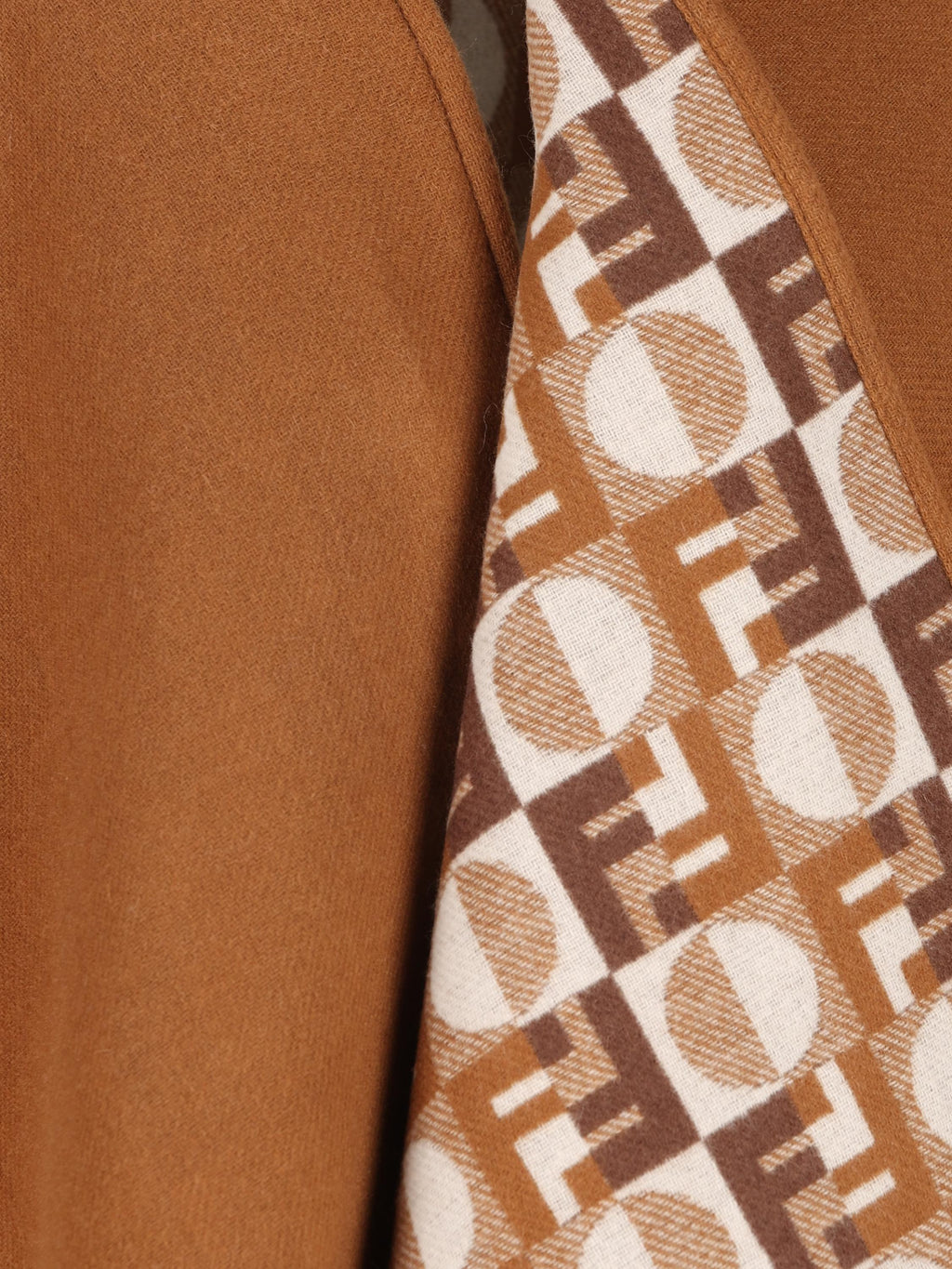 Оригінальна Wool Cape Fendi – детальний вид