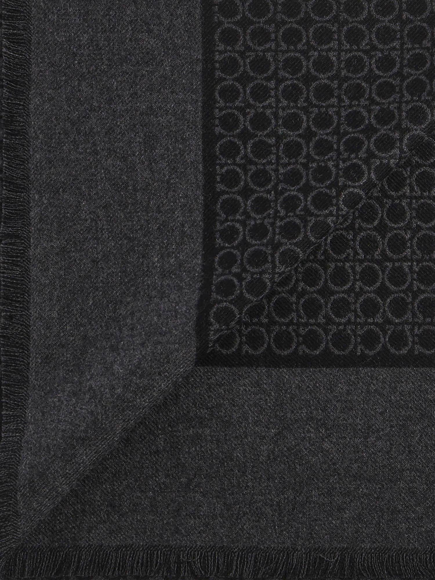 Оригінальна Sciarpa Gancini In Cashmere Salvatore ferragamo – вид ззаду