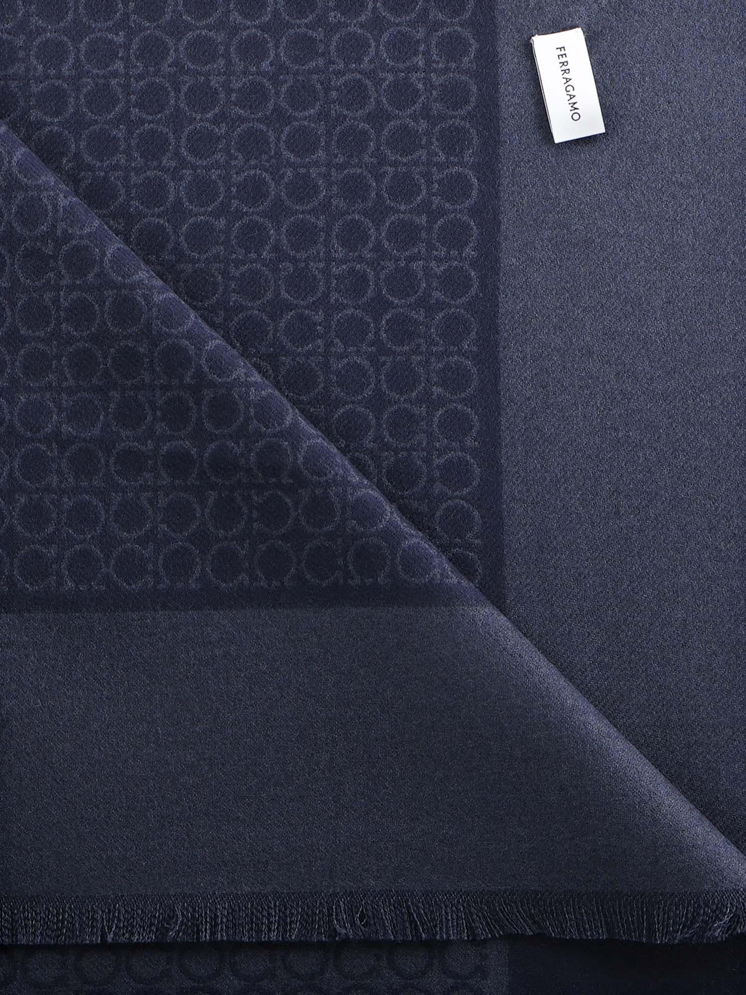 Оригінальна Sciarpa Gancini In Cashmere Salvatore ferragamo – вид ззаду