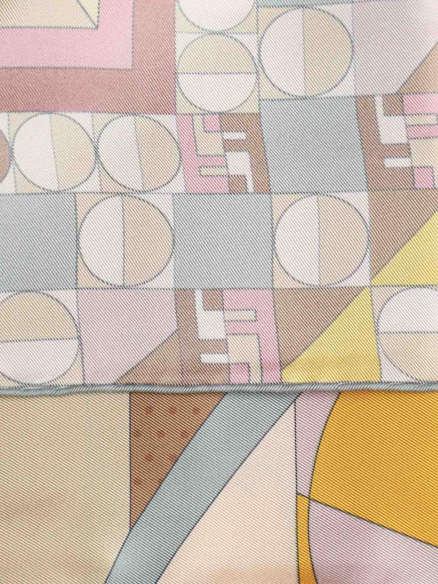 Оригінальна Foulard In Seta Moonlight Echoes Fendi – вид ззаду