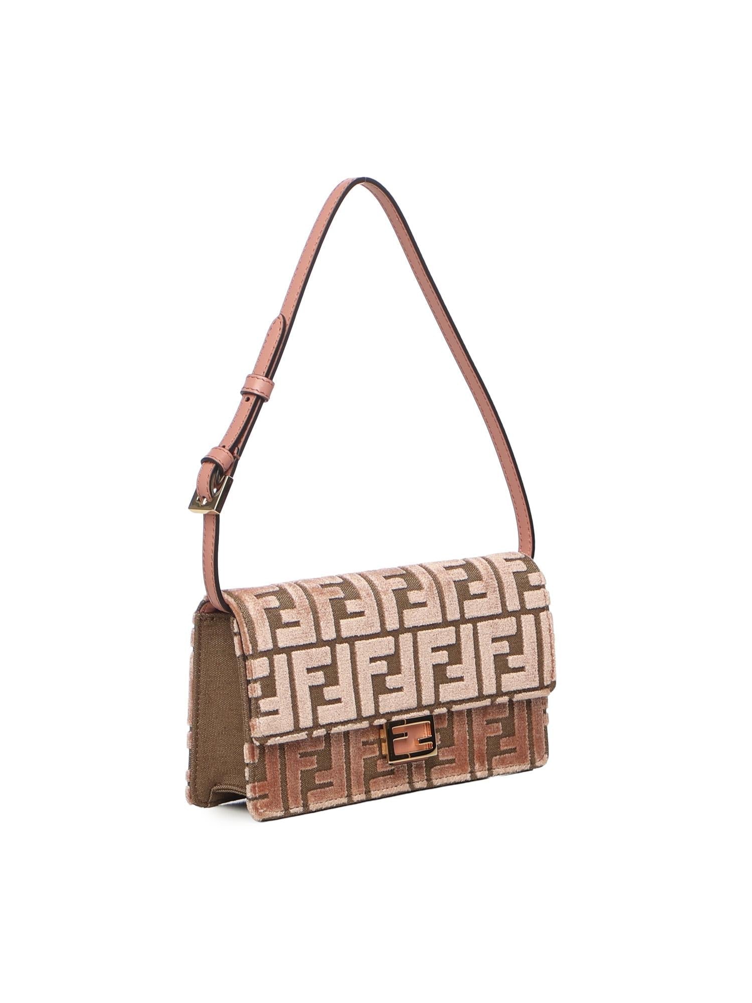 Оригінальна Portafoglio Con Catena Baguette Fendi – вид ззаду