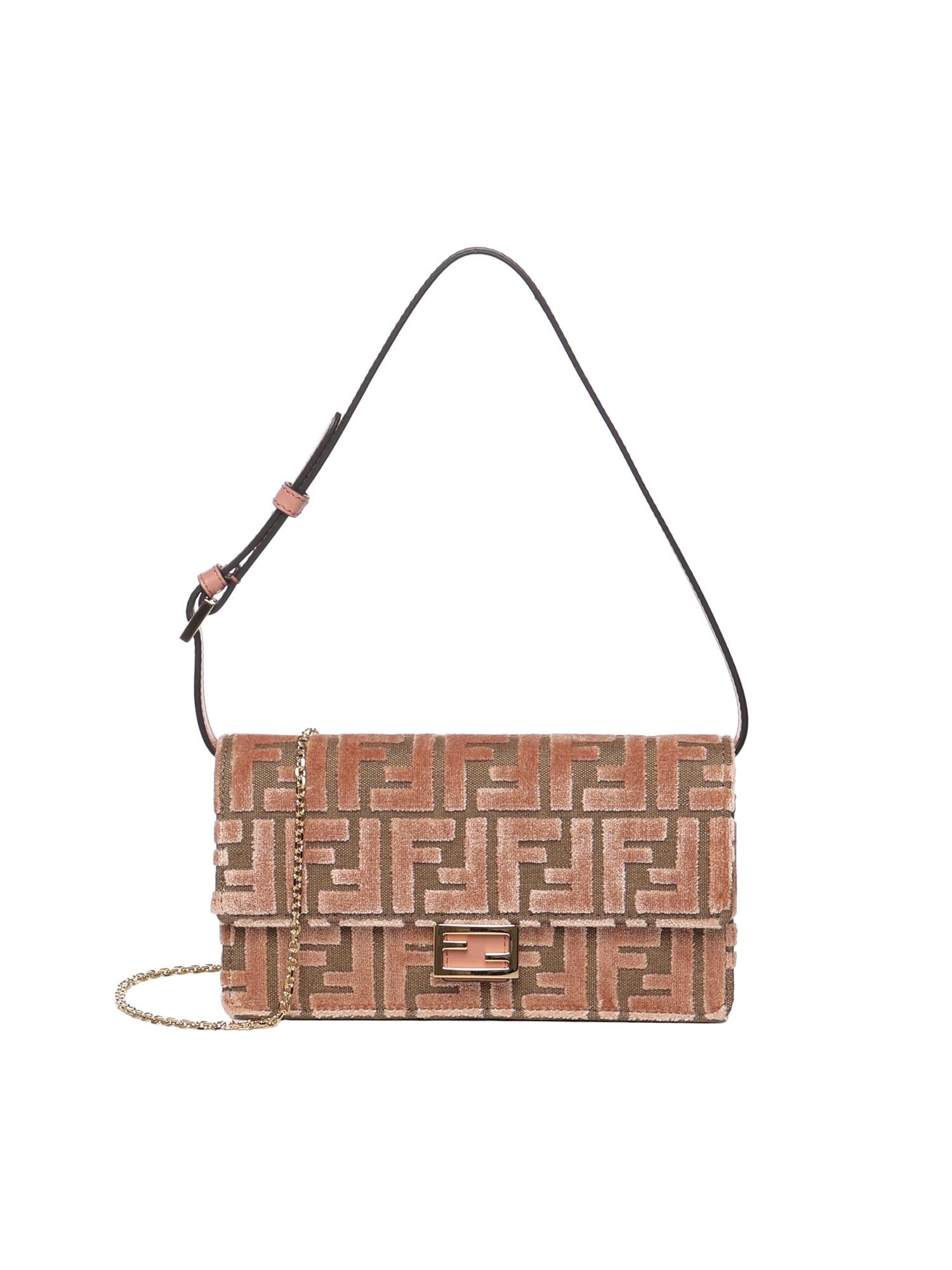 Оригінальна Portafoglio Con Catena Baguette Fendi – боковий вид