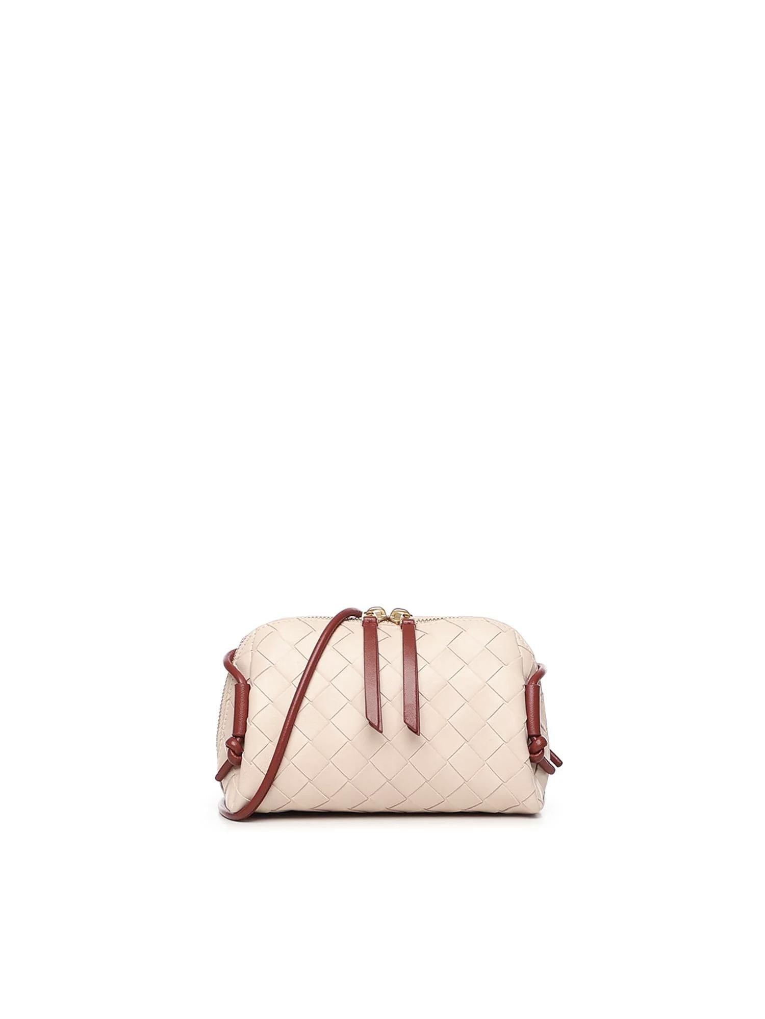 Оригінальна Pochette Concert Bottega veneta – боковий вид
