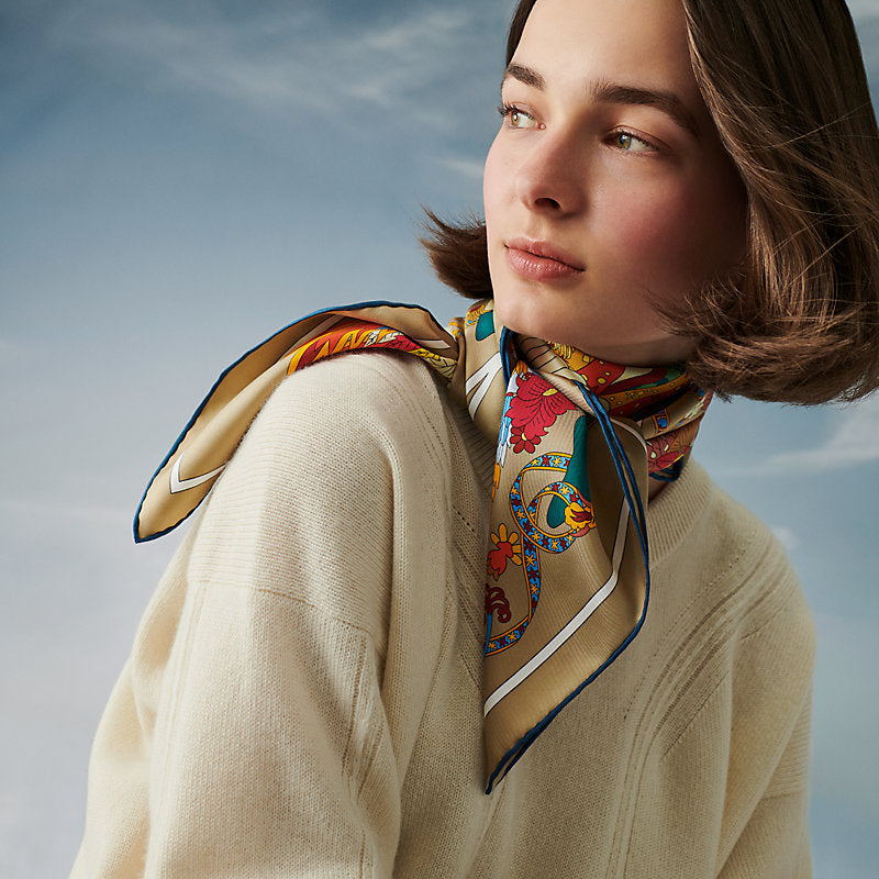 Оригінальна Le Sacre Des Saisons Scarf 90 Hermes – боковий вид