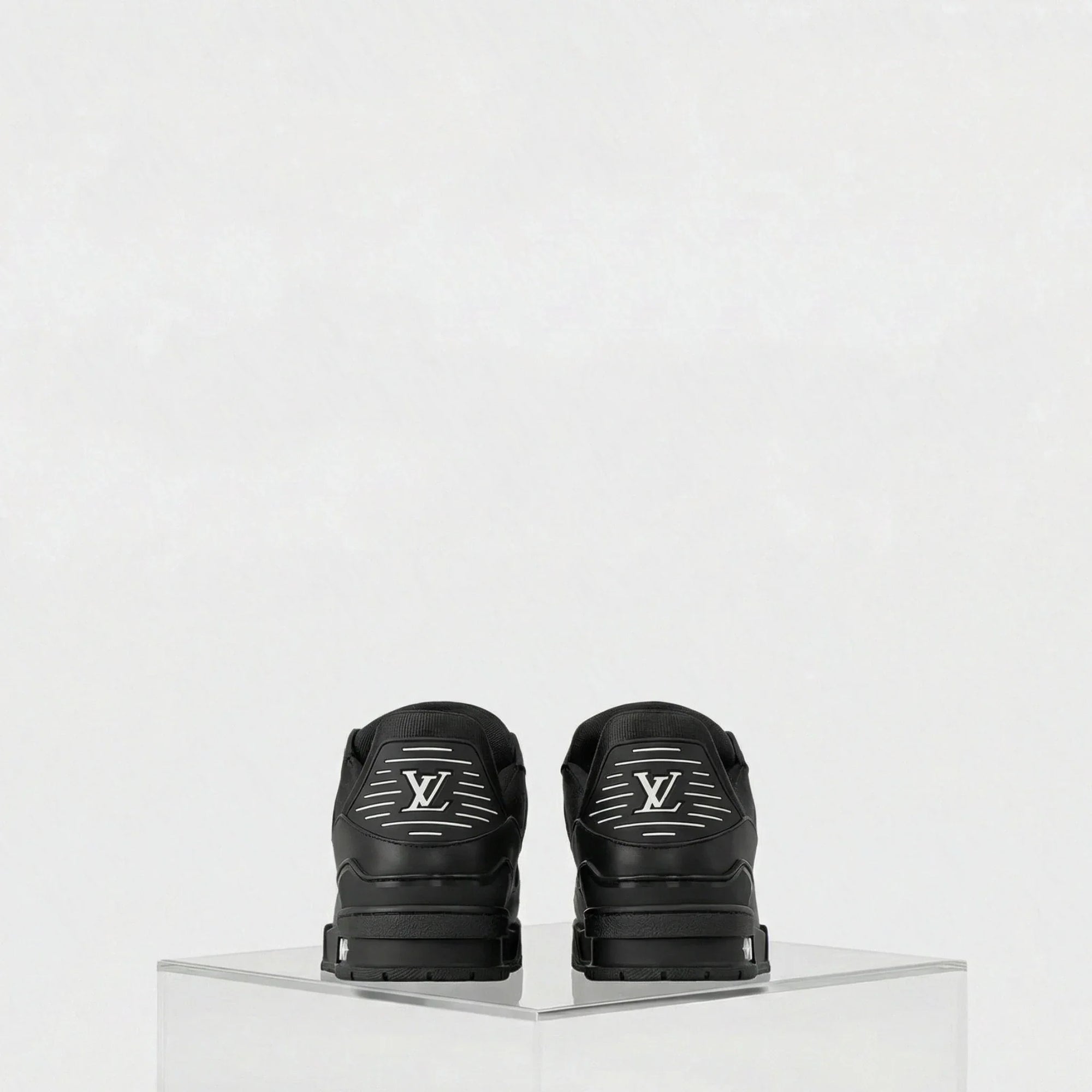 Оригінальна Black LV Trainer Sneaker Monogram Calf Leather Louis vuitton – детальний вид