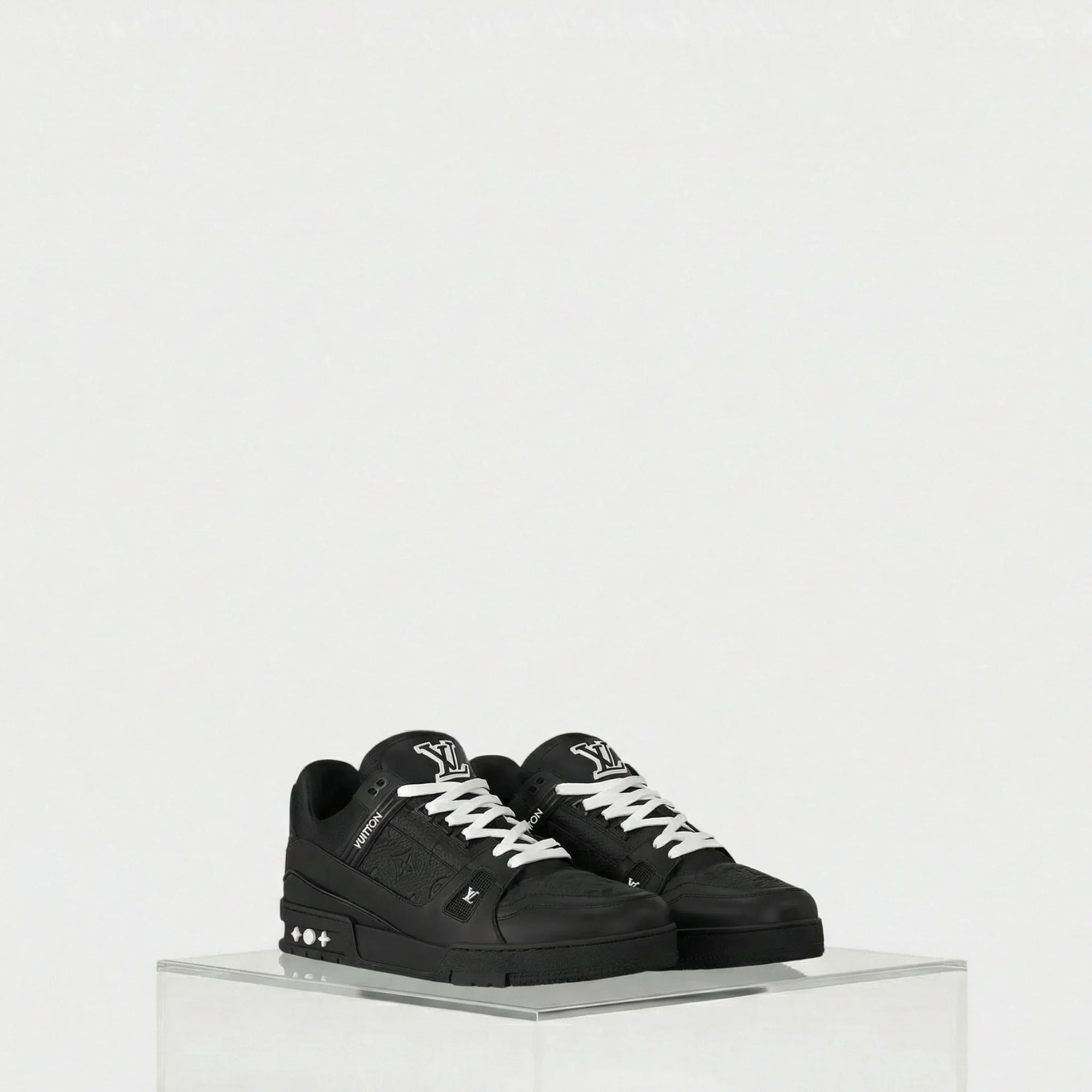Оригінальна Black LV Trainer Sneaker Monogram Calf Leather Louis vuitton – боковий вид