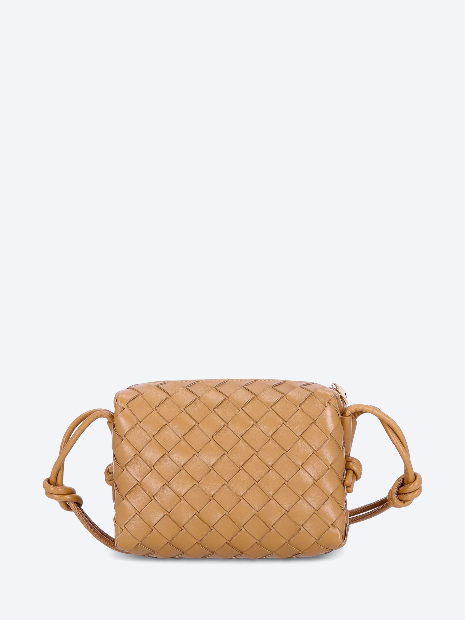 Оригінальна Mini Loop Camera Bag Bottega veneta – боковий вид