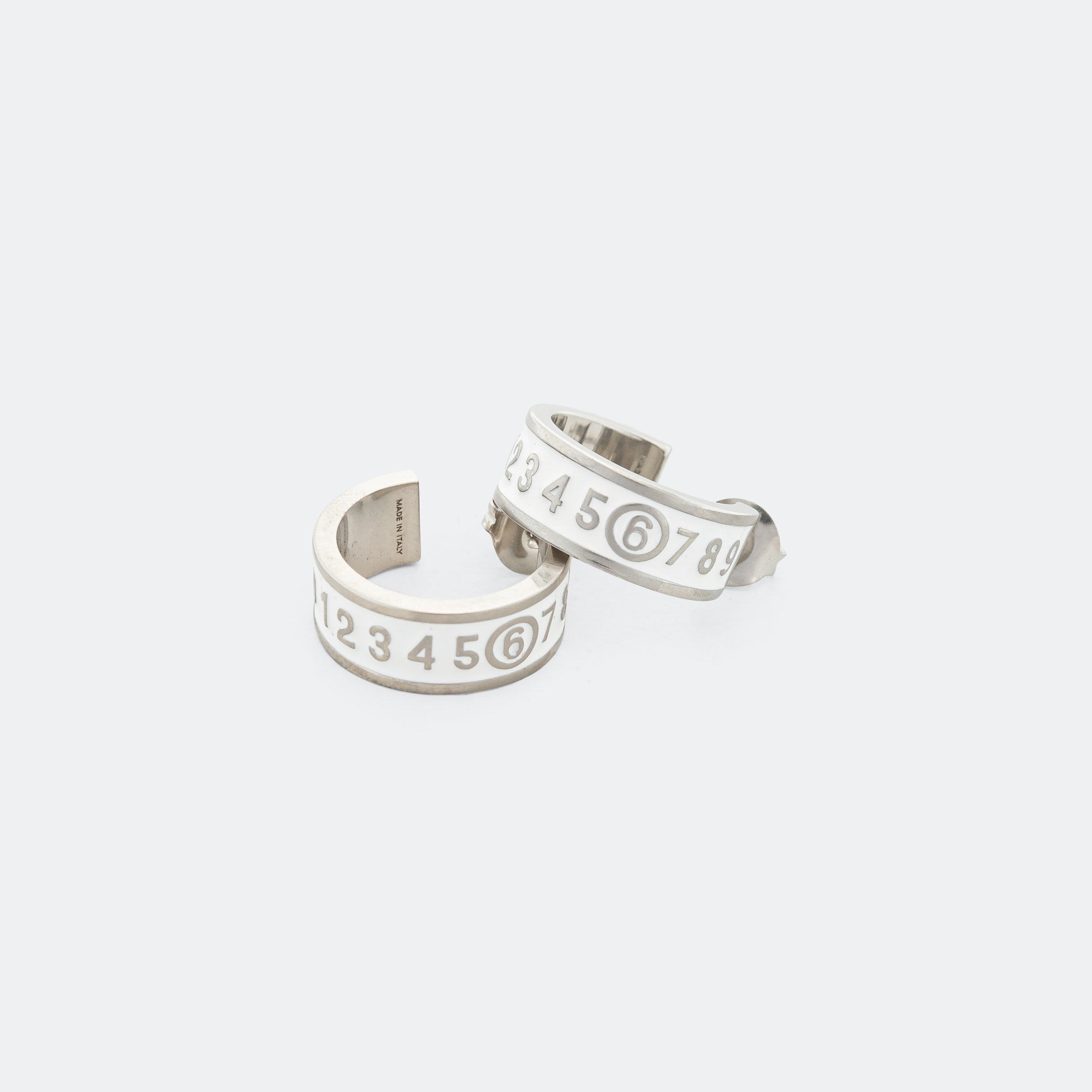 Оригінальна Enamel Logo Earrings Maison margiela – боковий вид - MAISON MARGIELA