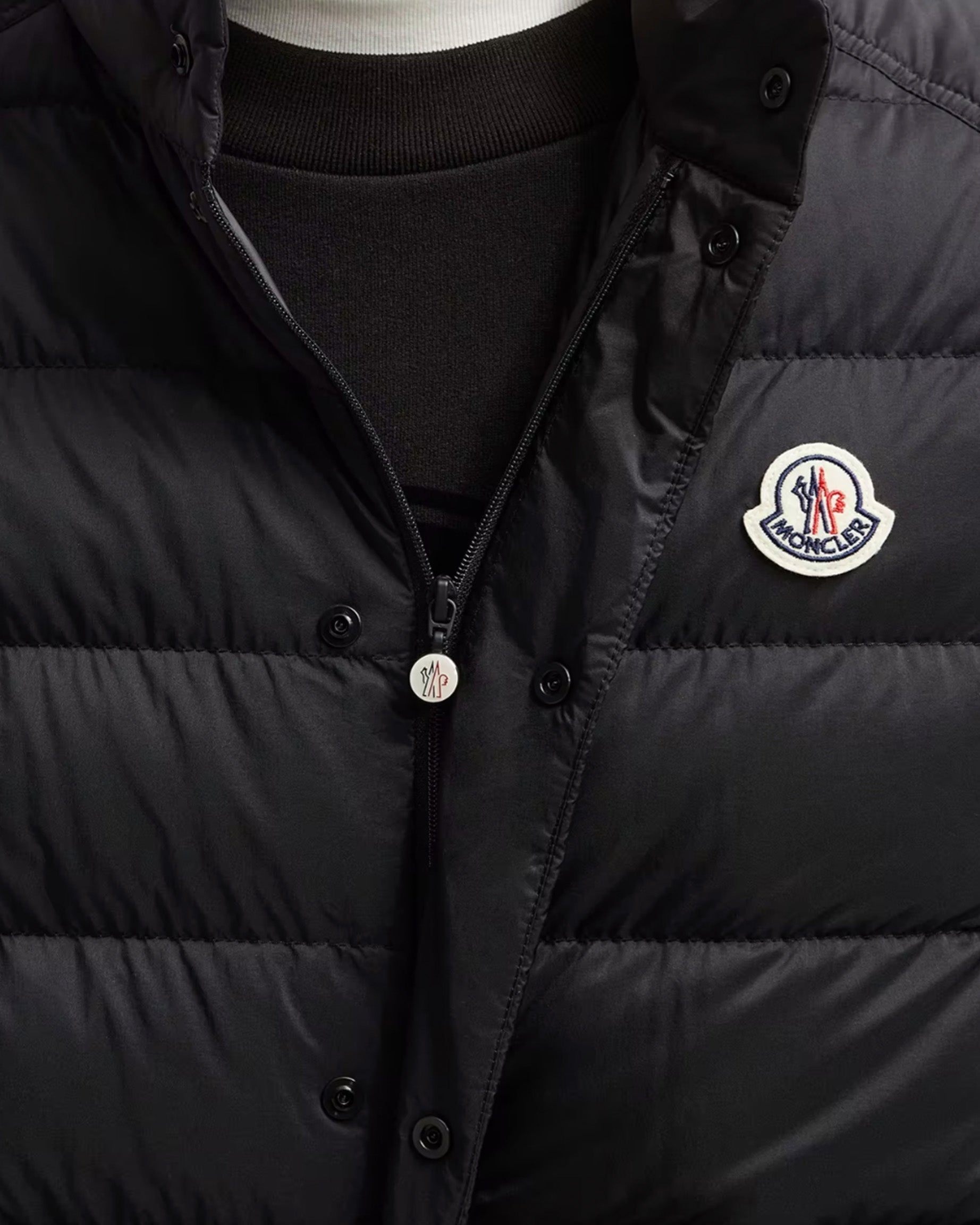 Barthe Down Gilet Moncler – Гарантія оригінальності – детальний вид