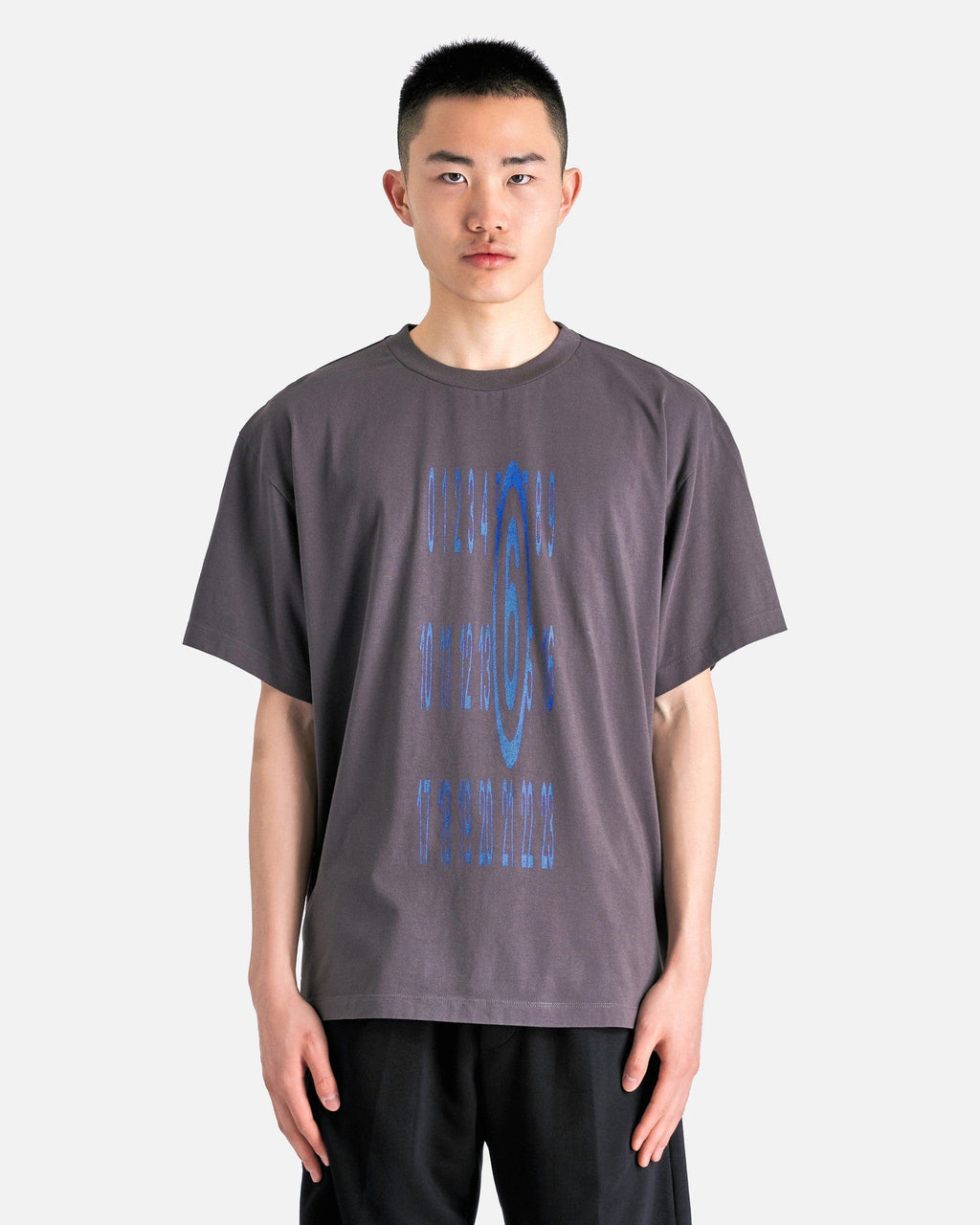 Оригінальна Numbers Logo T-Shirt In Dark Grey Maison margiela – боковий вид