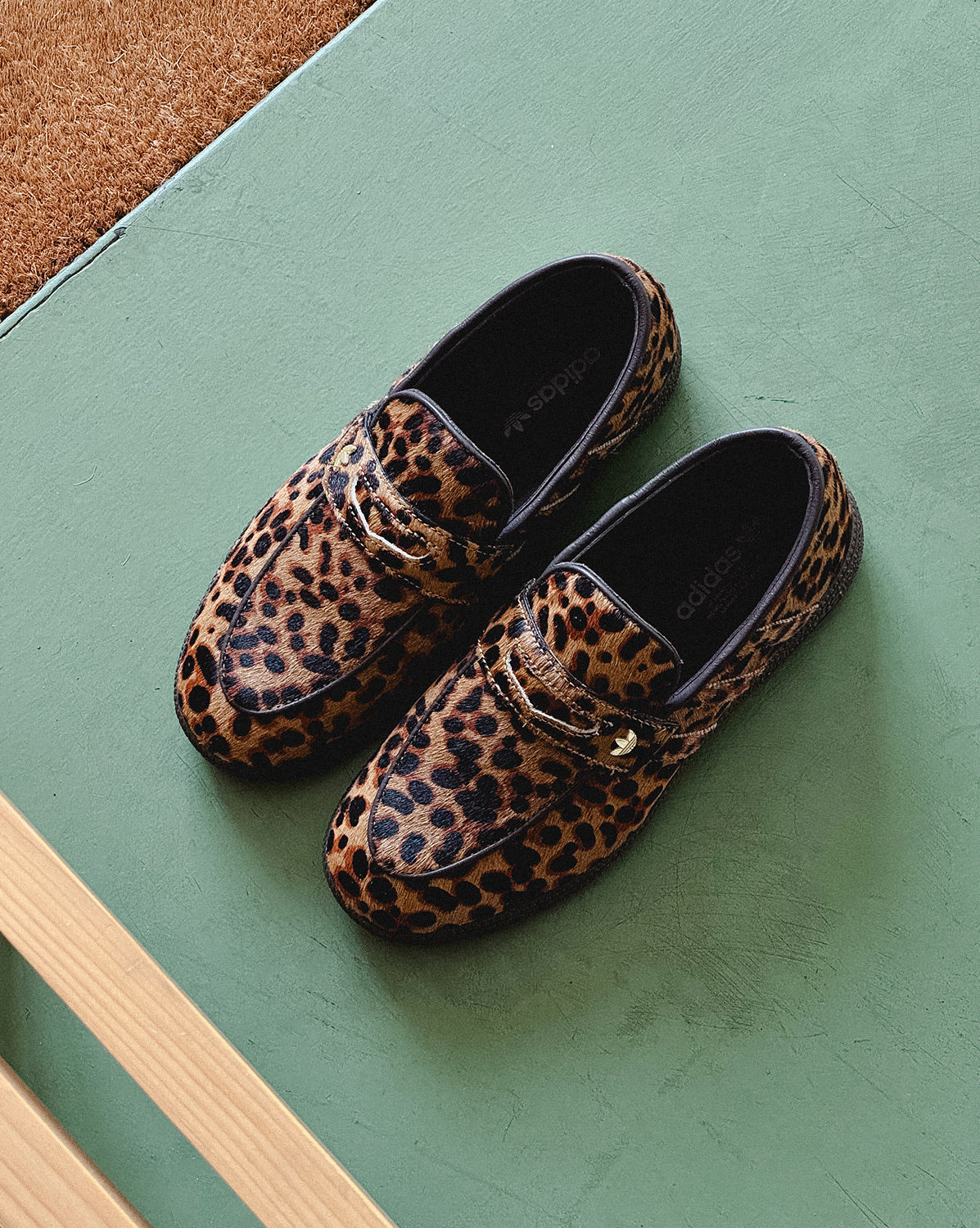 Handball Spezial Loafer W *leopard* Adidas оригінал – Купити в Україні – вид ззаду - ADIDAS