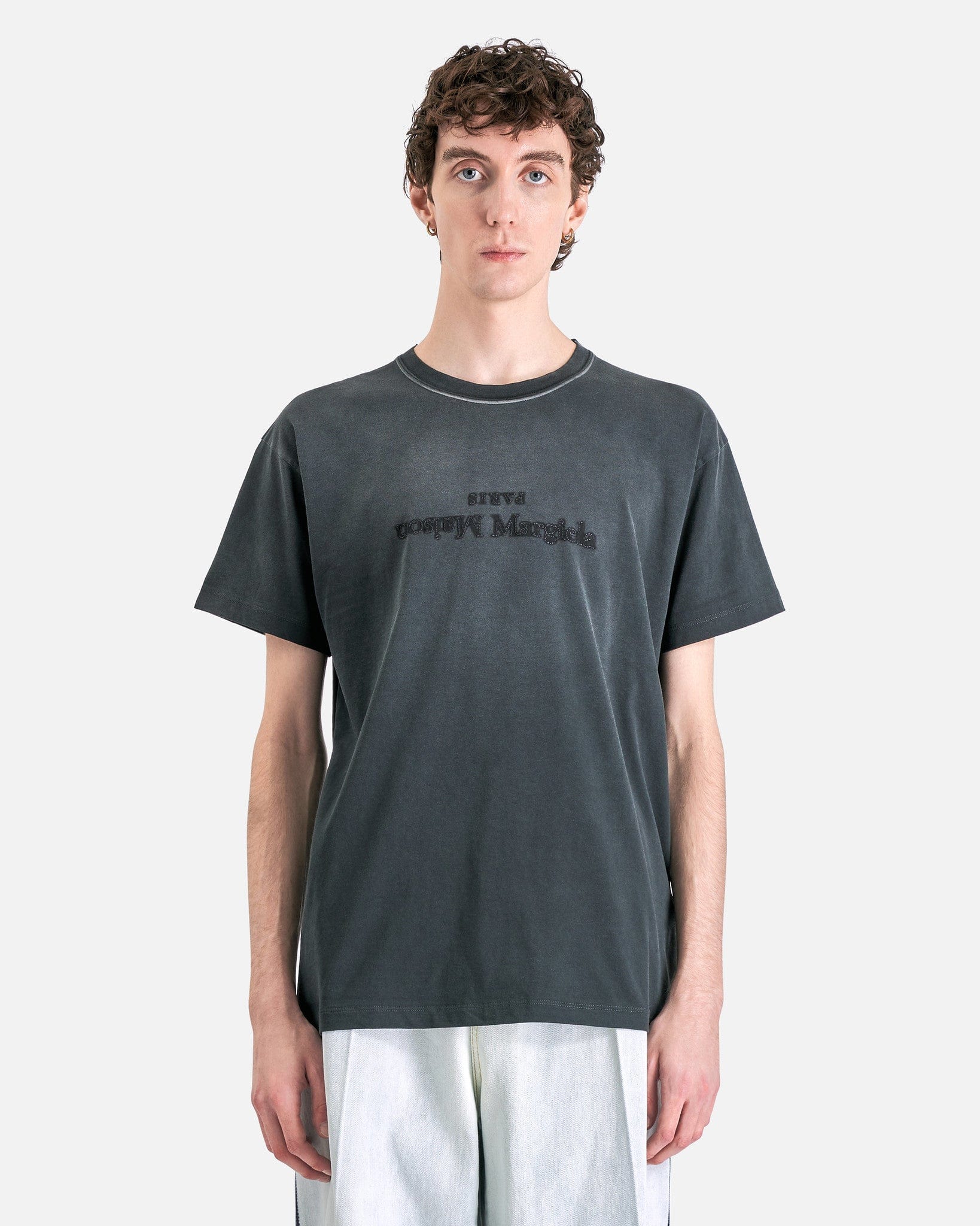 Оригінальна Overdyed Treatment Logo T-Shirt In Washed Black Maison margiela – боковий вид