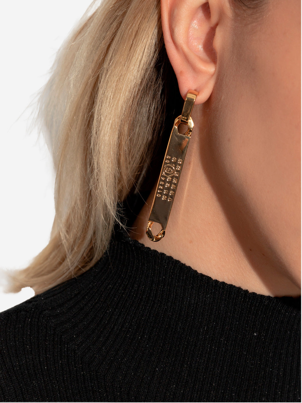 Numeric Gold Logo Dangle Earrings Maison margiela оригінал – Купити в Україні – вид ззаду