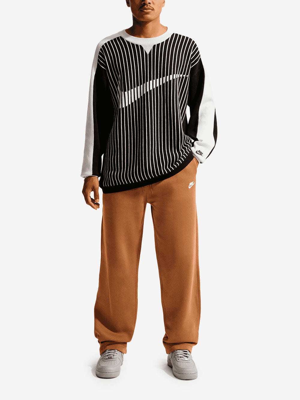 Оригінальна Brown Fleece Pants With Open Hemline Nike – вид ззаду