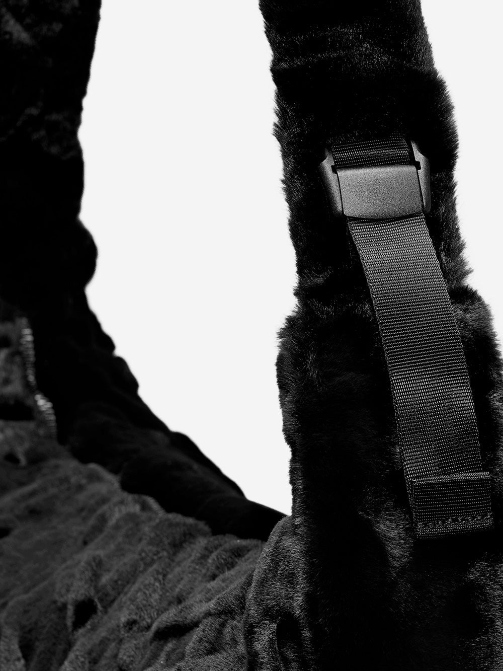 Оригінальна Black Faux Fur Slouchy Bag Nike – детальний вид