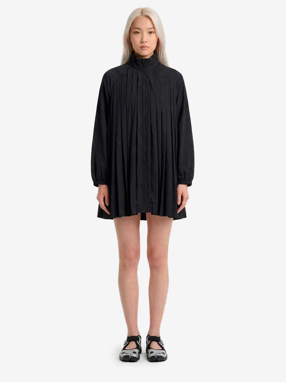 Black Long Sleeve Oversized Mini Dress With Pleats Nike оригінал – Купити в Україні – вид ззаду