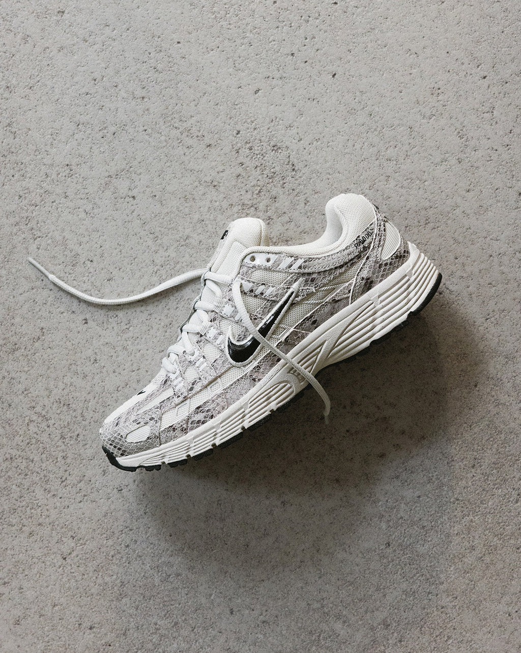 Wmns P 6000 Se *snakeskin* Nike оригінал – Купити в Україні – вид ззаду