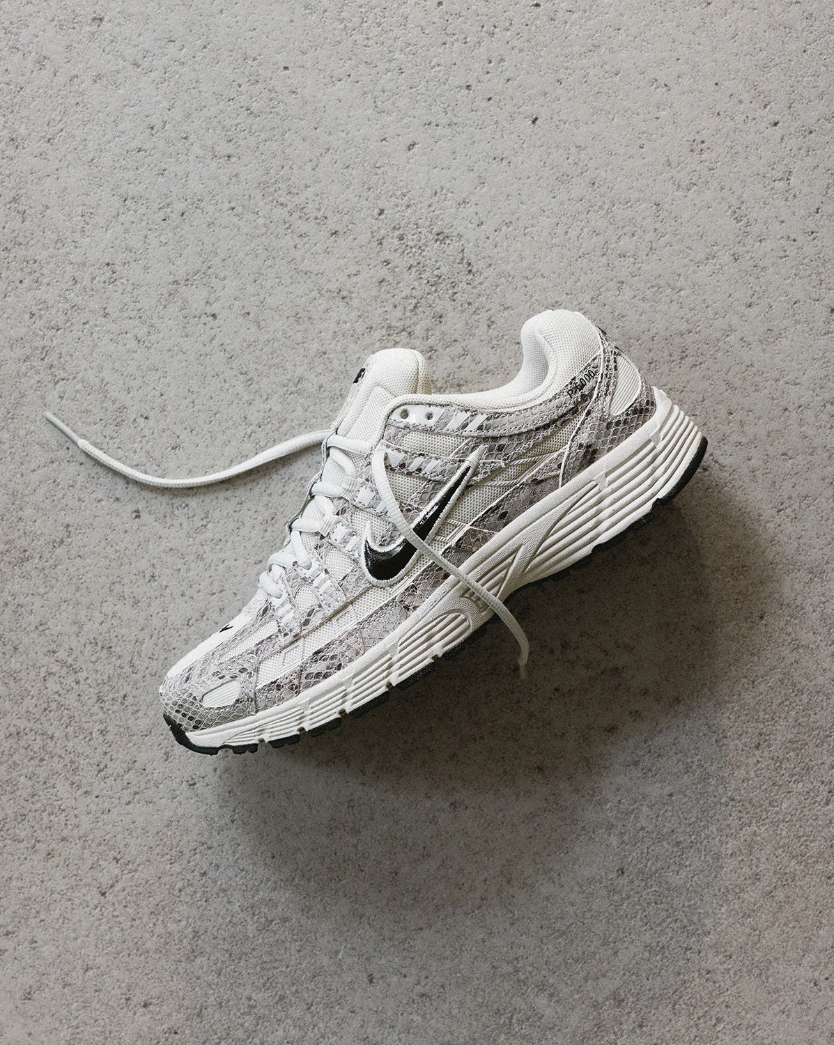 Wmns P 6000 Se *snakeskin* Nike оригінал – Купити в Україні – вид ззаду