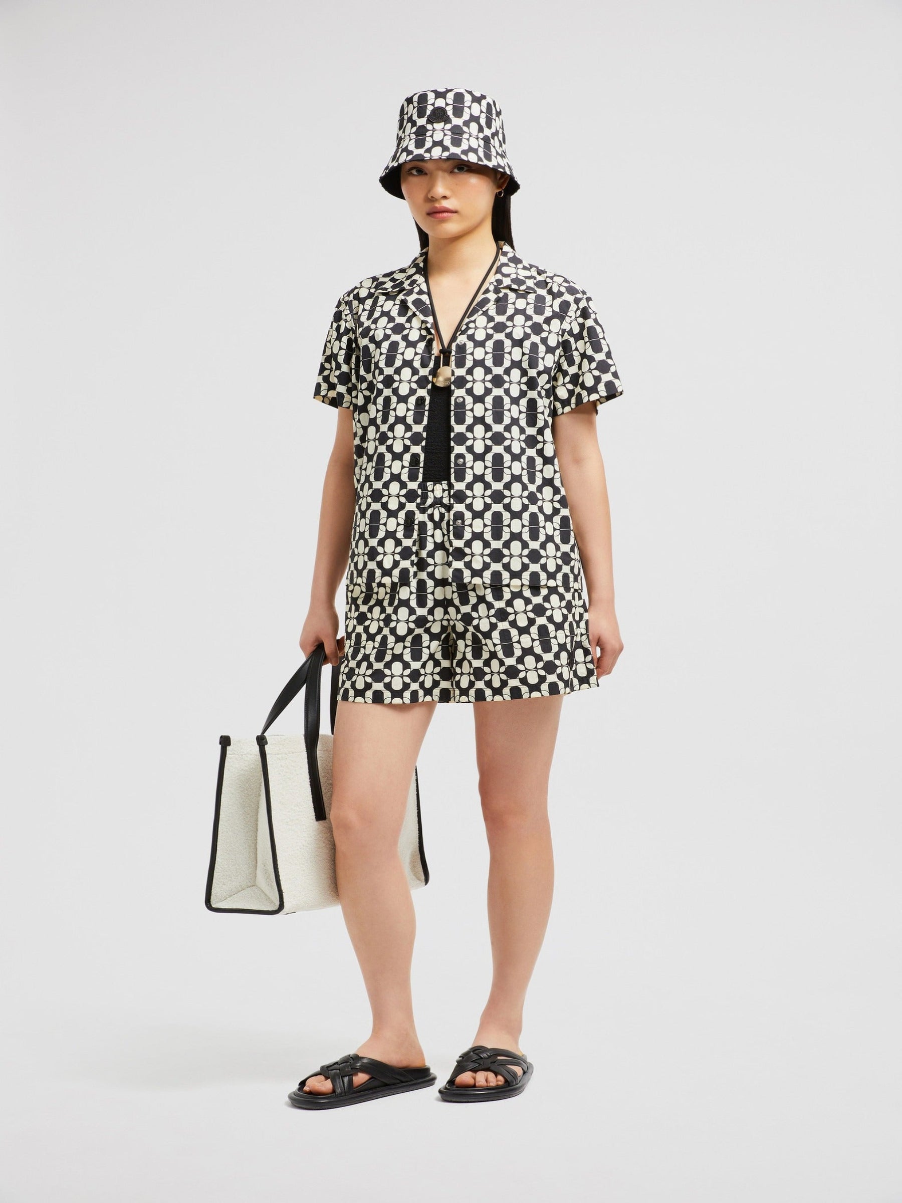 Cotton Printed Bermuda Shorts Moncler оригінал – Купити в Україні – вид ззаду - MONCLER