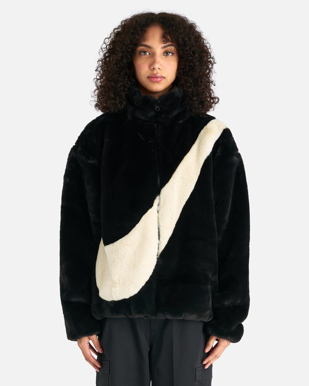 Sportswear Swoosh Faux Fur Jacket In Black Nike оригінал – Купити в Україні – боковий вид