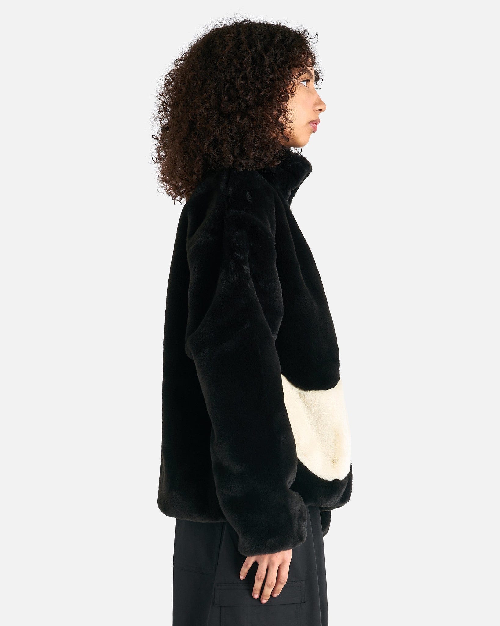 Sportswear Swoosh Faux Fur Jacket In Black Nike оригінал – Купити в Україні – вид ззаду