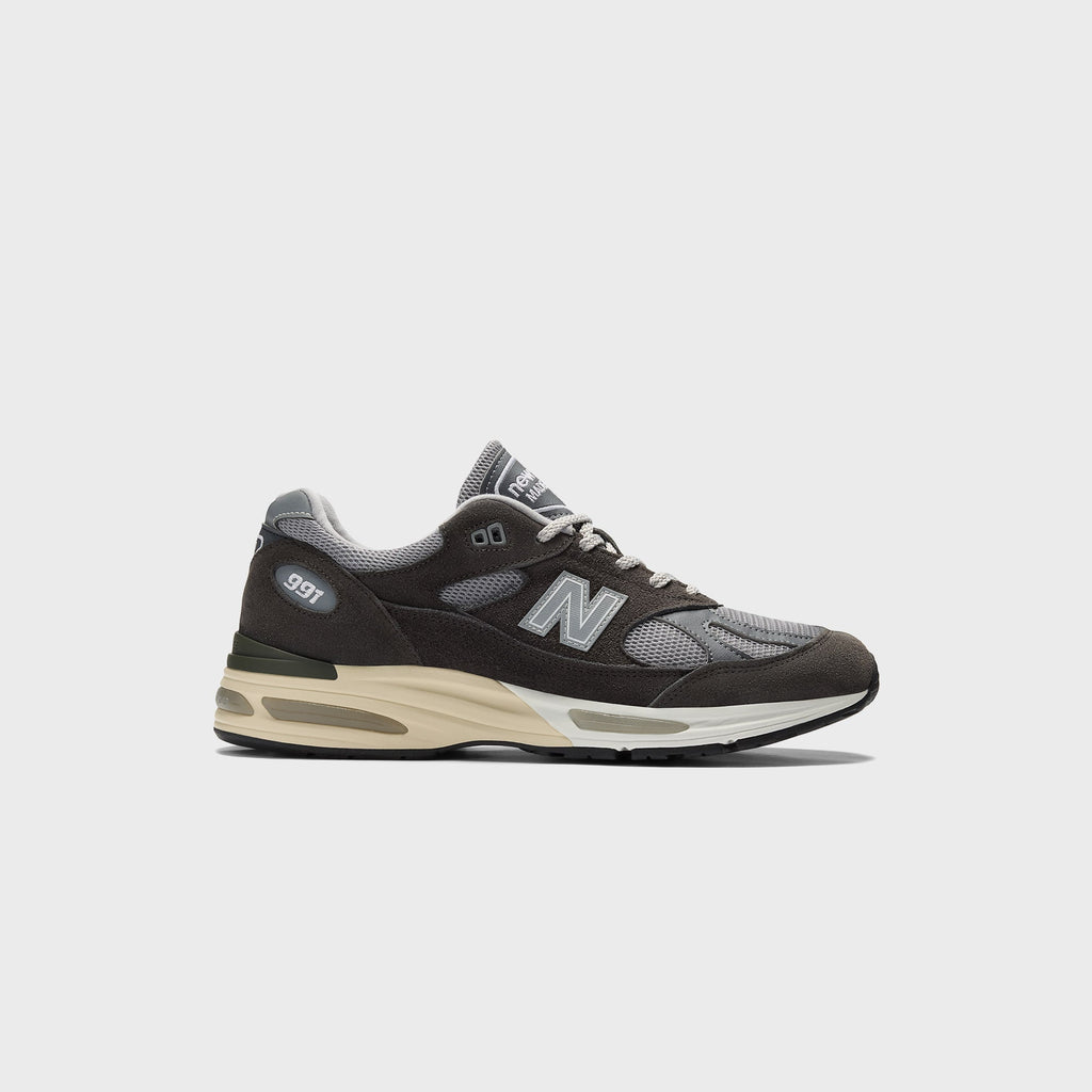 Оригінальна Made In Uk 991v2 Licorice New balance – боковий вид
