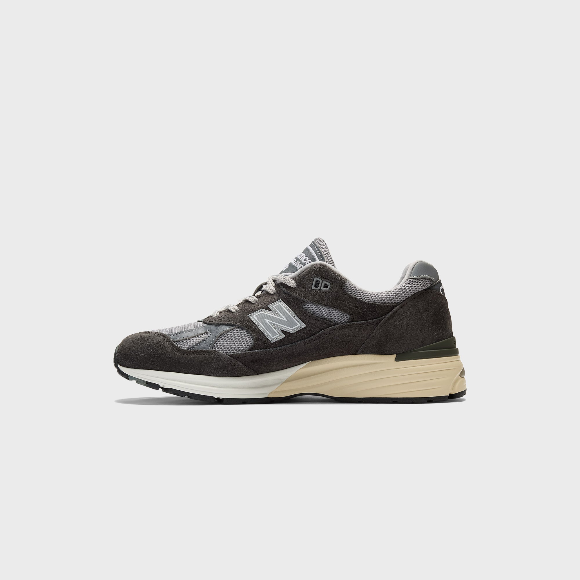 Оригінальна Made In Uk 991v2 Licorice New balance – вид ззаду